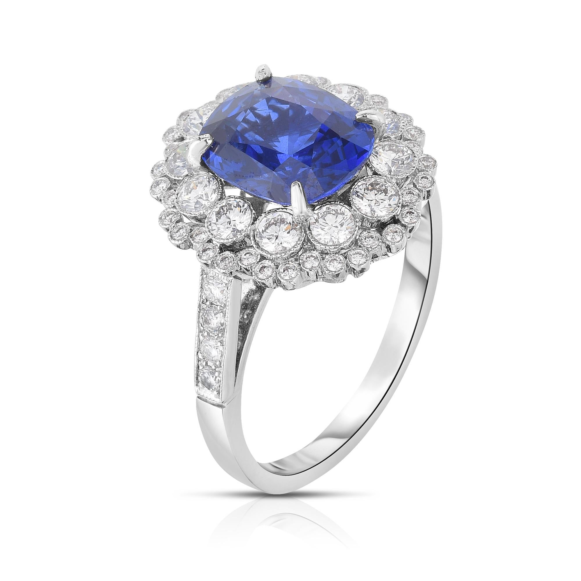 Ein Platin- (PT950), Saphir- und Diamantring mit einem kissenförmig geschliffenen Saphir von 3,22 Karat in der Mitte. Dieser Mittelstein ist mit 4 Zacken versehen und wird von zahlreichen runden Brillanten in Zargenfassung akzentuiert, die Schultern