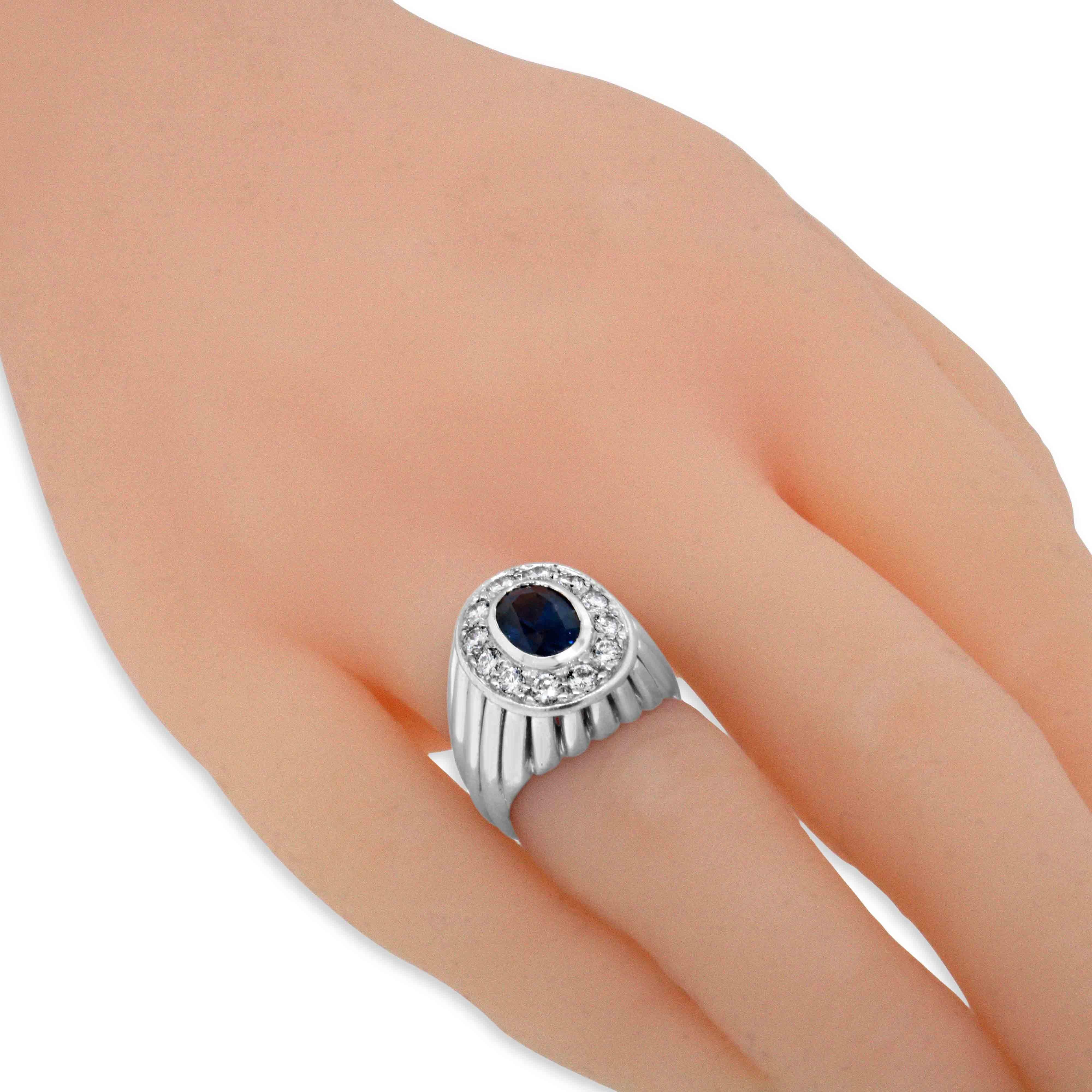 Anillo de Zafiro y Diamantes en Platino Corte oval en venta