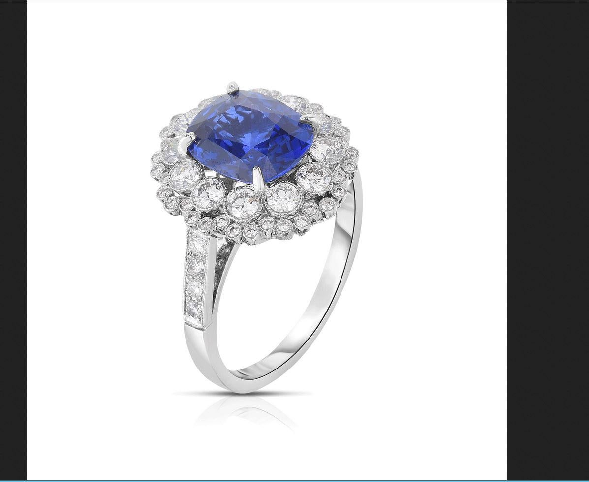 Platin-, Saphir- und Diamantring (Kissenschliff) im Angebot