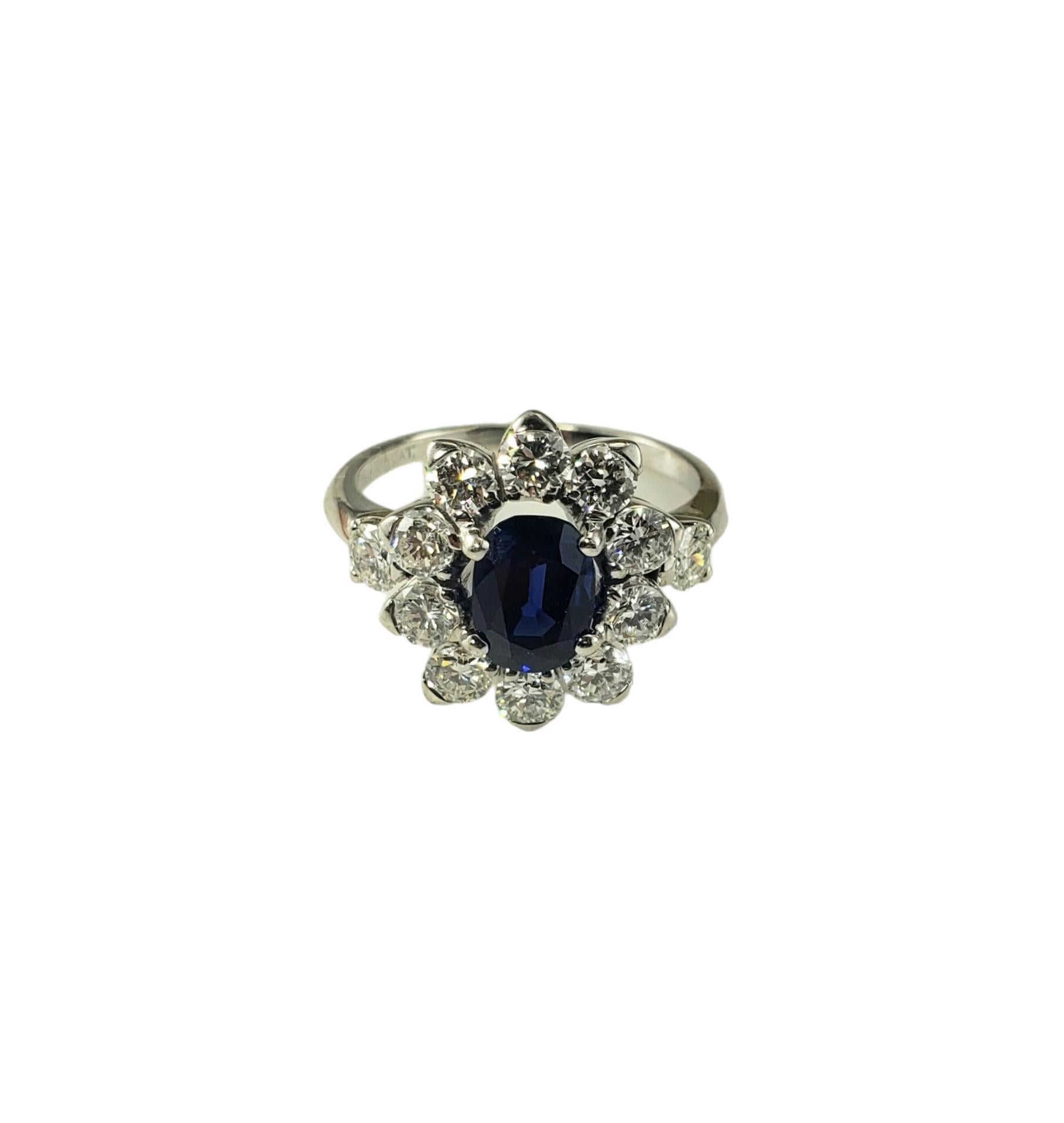 Bague saphir et diamant en platine Taille 5.75 JAGi Certified-

Cette magnifique bague présente un saphir bleu naturel ovale (7,3 mm x 5,4 mm) entouré de 12 diamants ronds de taille brillant sertis dans une platine classique. 

Largeur : 15 mm. Tige