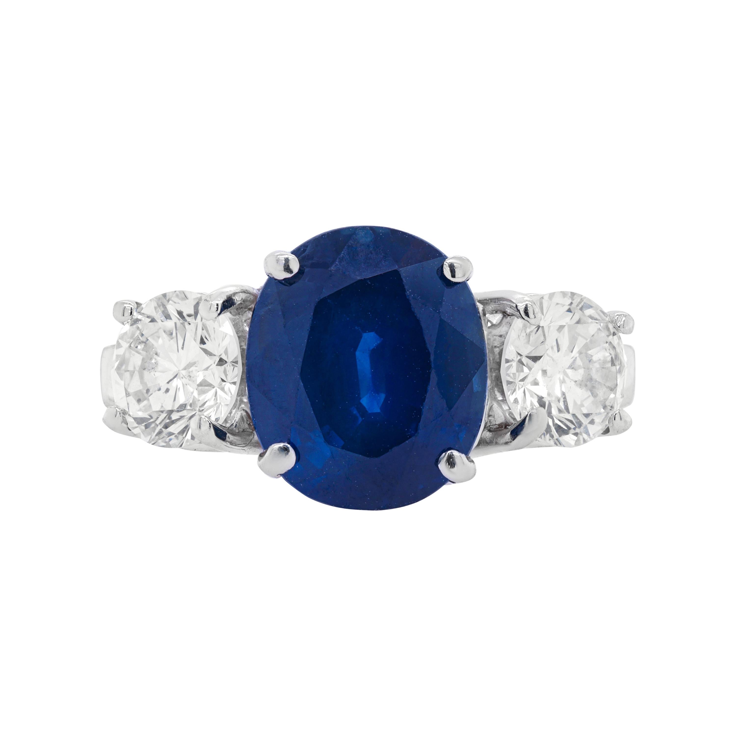Platinum Sapphire and Diamond Ring with 3.94 Carat of Sapphire For Sale