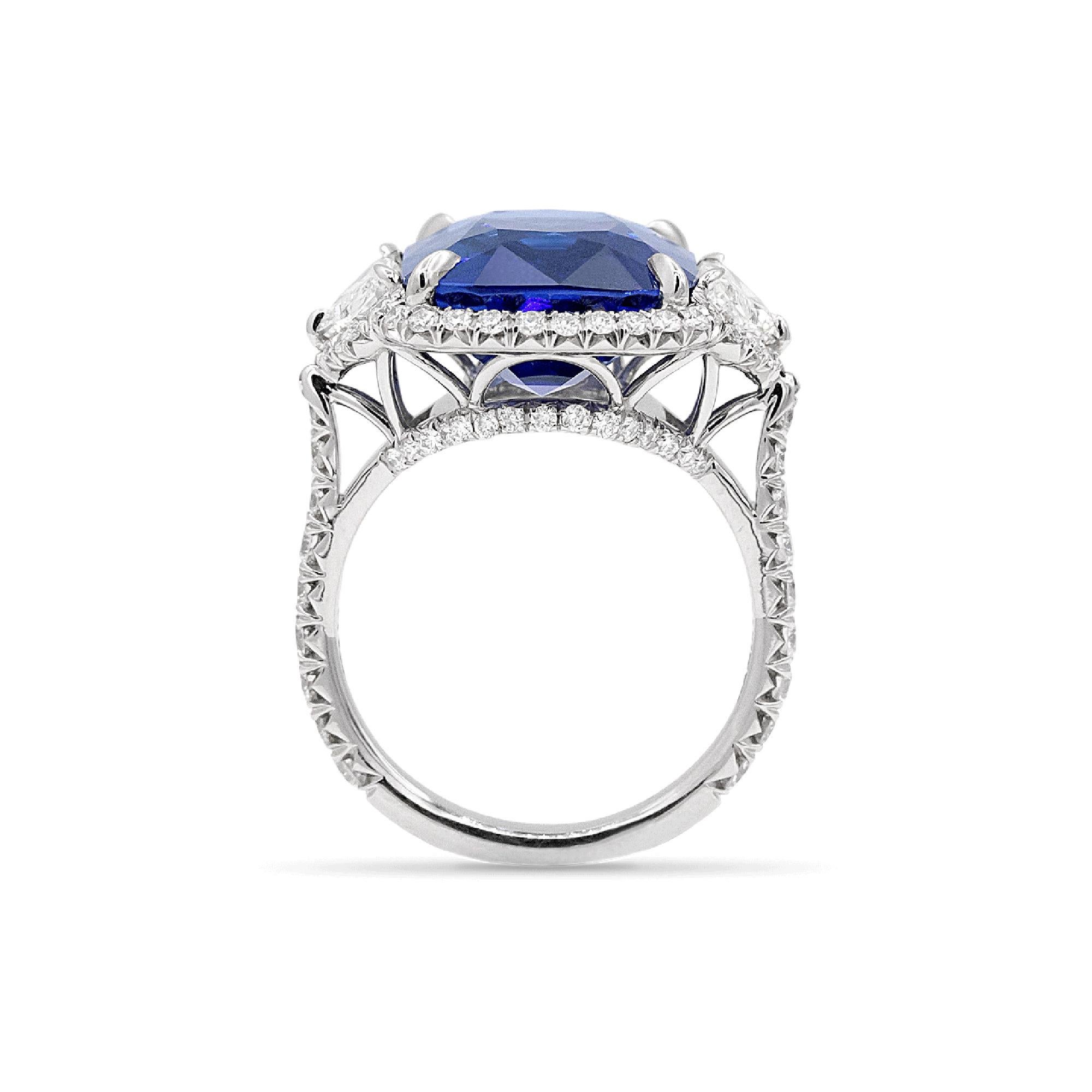 Importante bague à trois pierres en platine (PT950), saphir et diamant, centrée sur un saphir bleu de 11,93 carats à taille coussin, cette pierre centrale étant flanquée de part et d'autre de diamants en forme d'ogive d'environ 0,43 carats chacun.