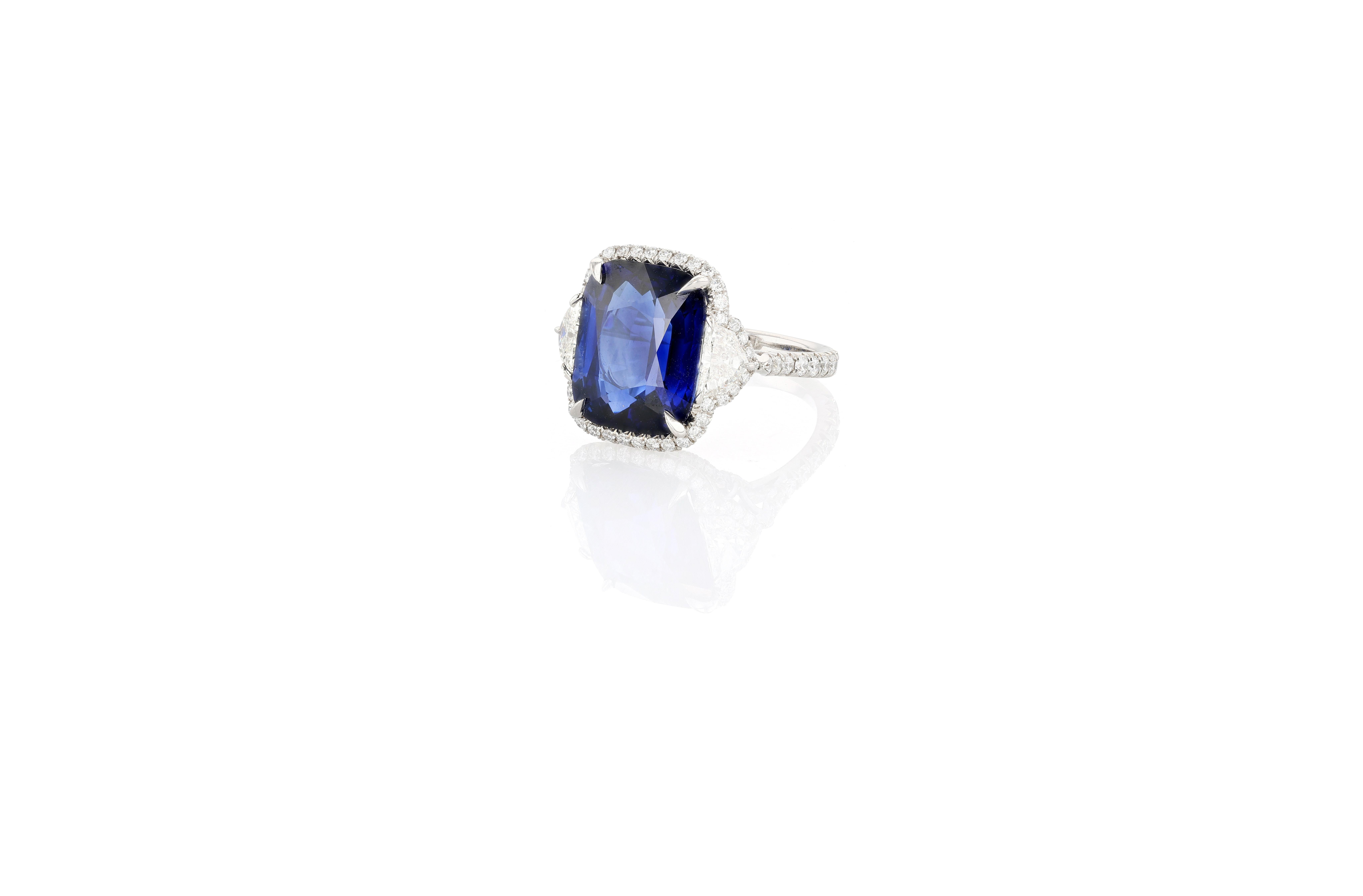 Contemporain Bague à trois pierres en platine, saphir et diamant en vente