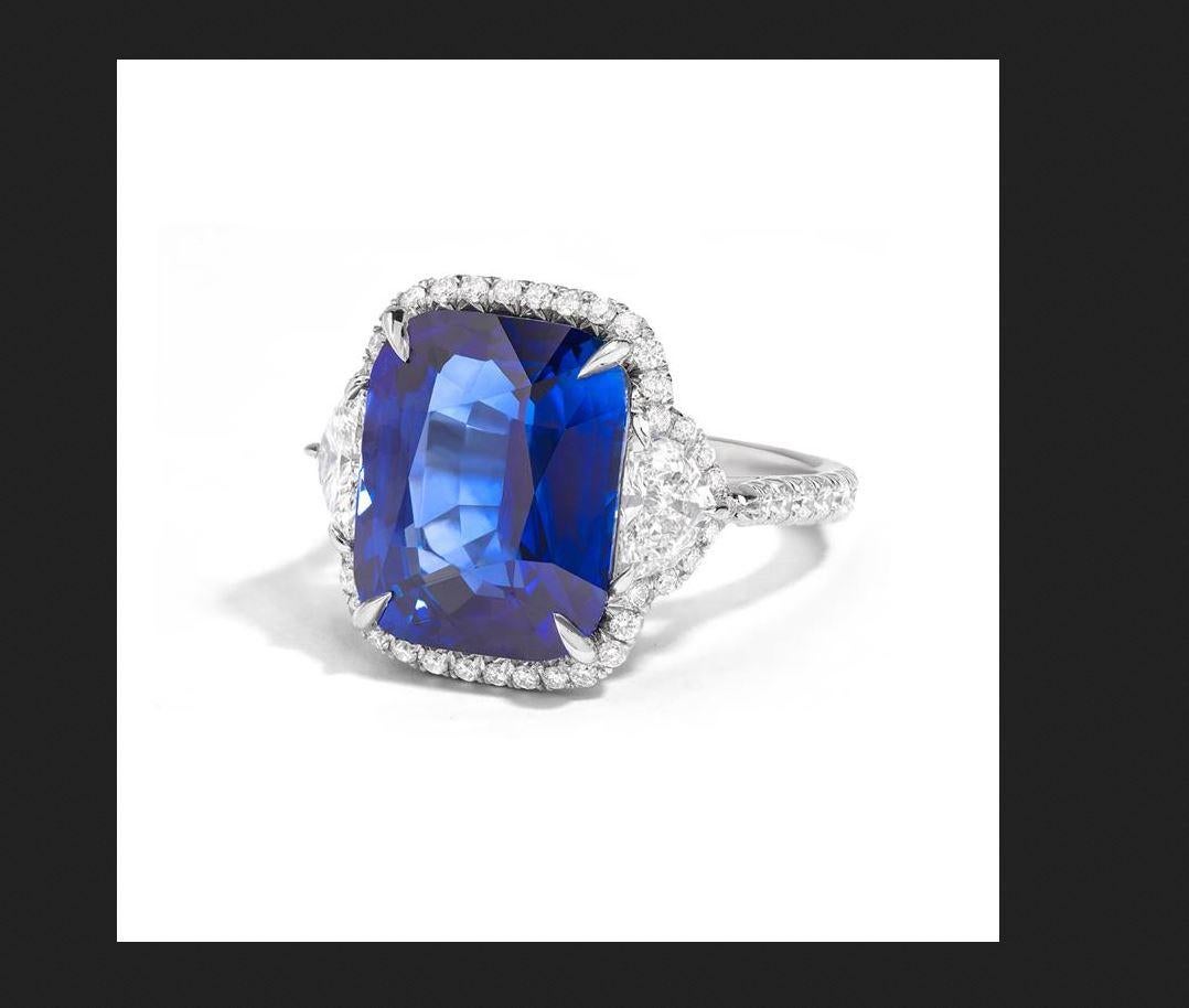 Taille coussin Bague à trois pierres en platine, saphir et diamant en vente