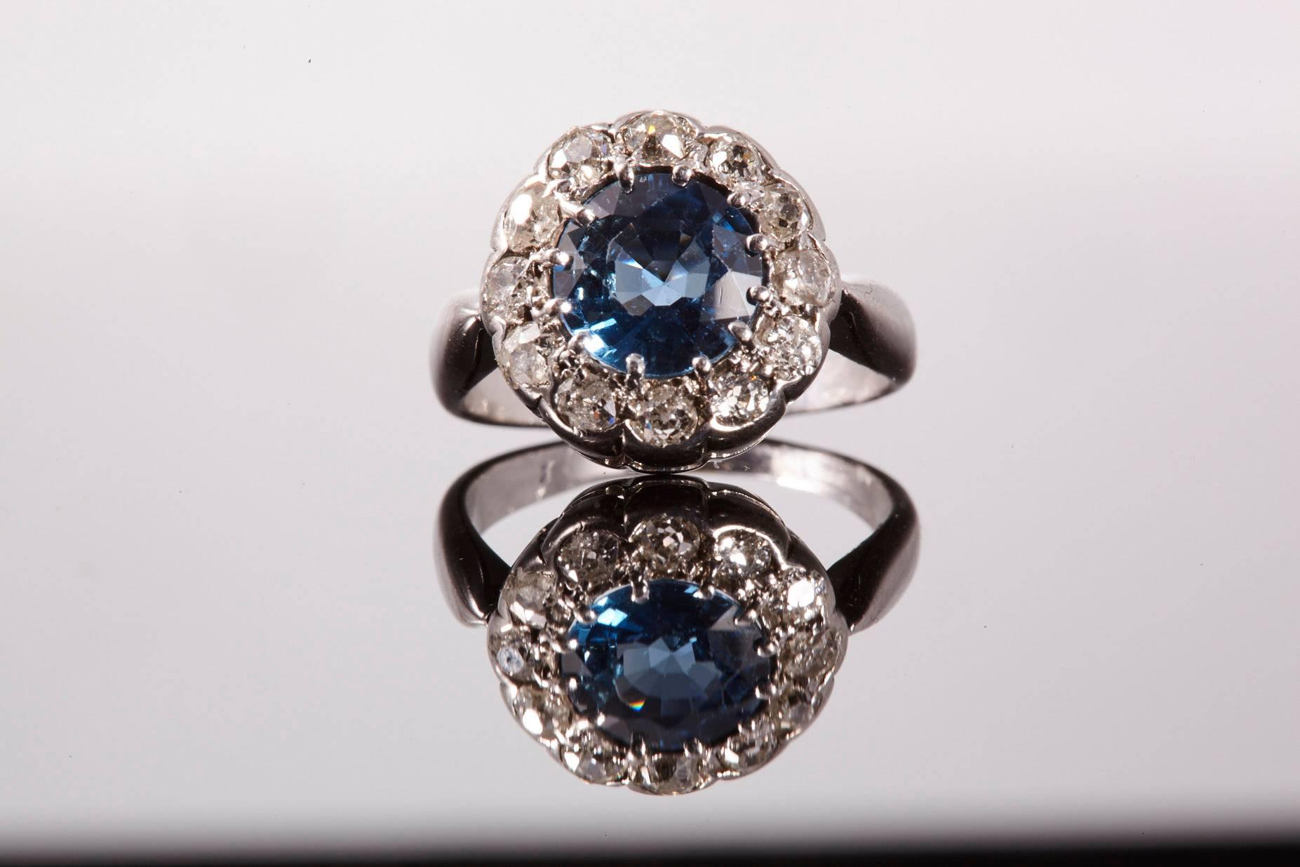 Platinum Sapphire and Diamonds Antique Ring In Good Condition For Sale In Westport, CT