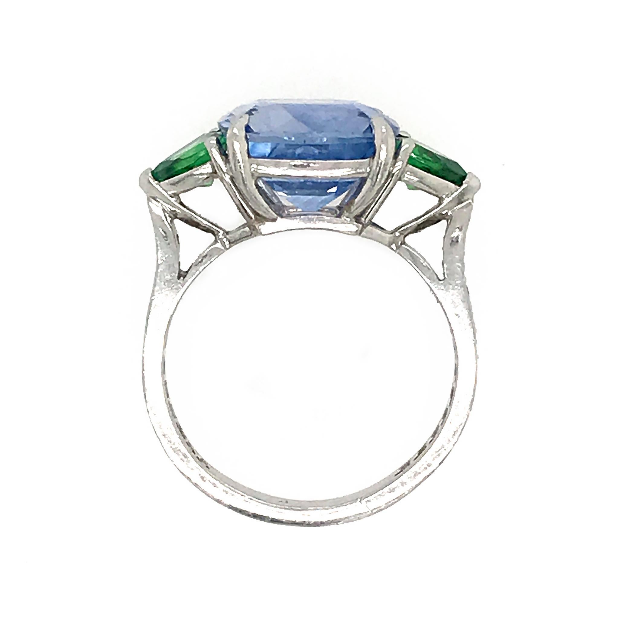 Platinum Sapphire and Tsavorite Garnet 3-Stone Ring In Good Condition In New York, NY