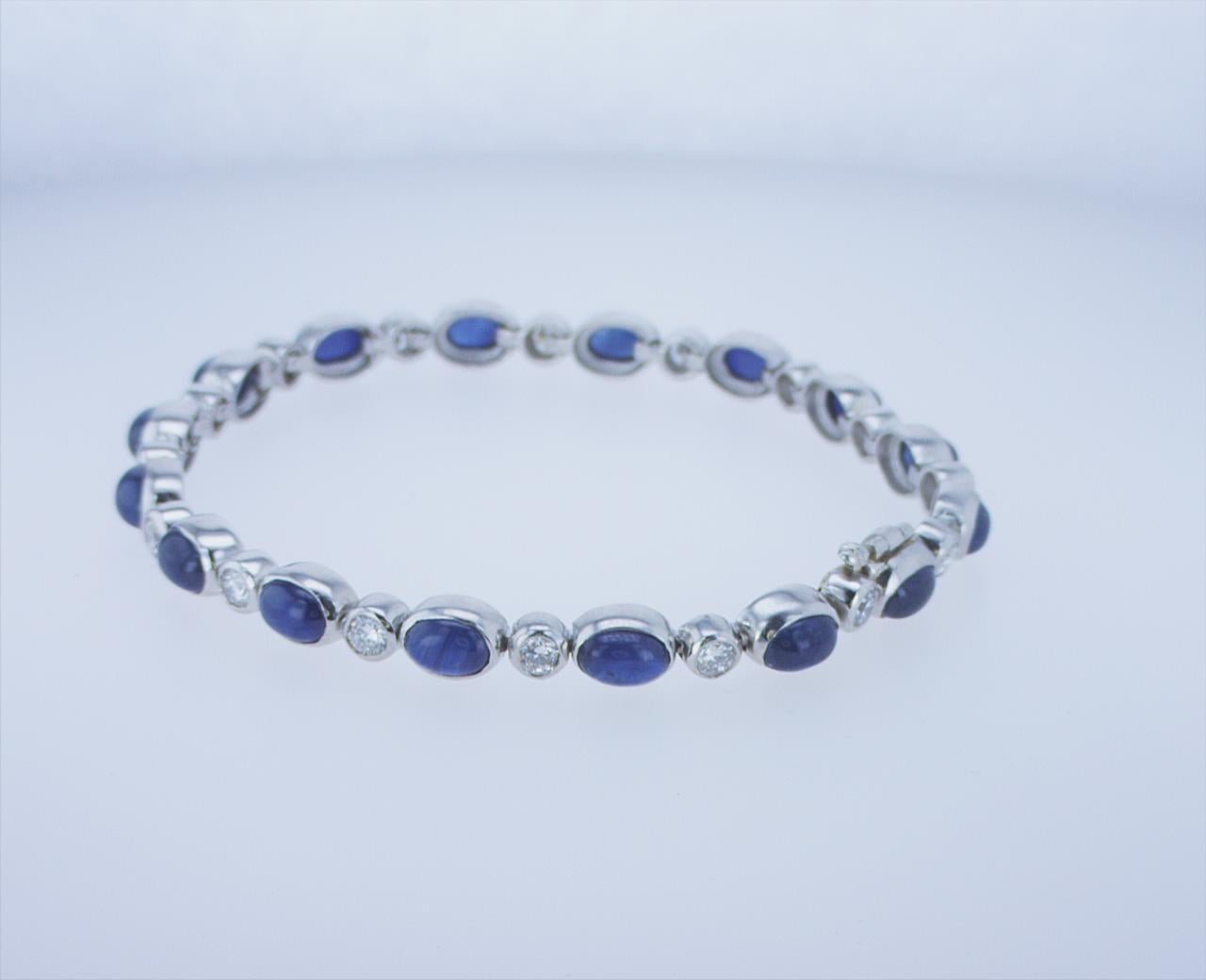 Bracelet en platine avec cabochon de saphir en vente 3