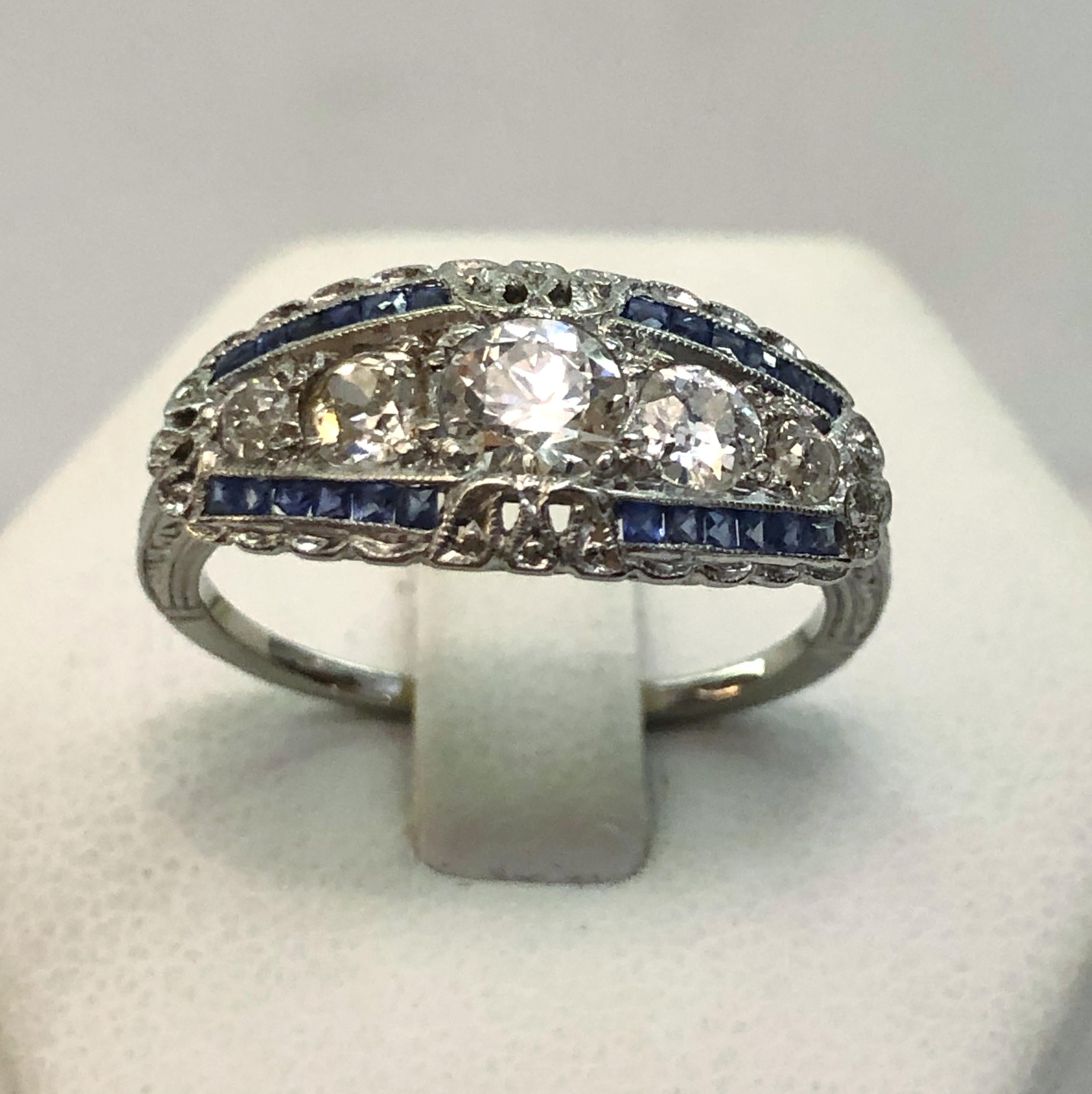 Anello Riviere Italy in platino con gambo finemente lavorato e inciso e zaffiri quadrati con diamanti per un totale di 0,50 carati / Made in Italy 1930s
Anello misura US 5.5