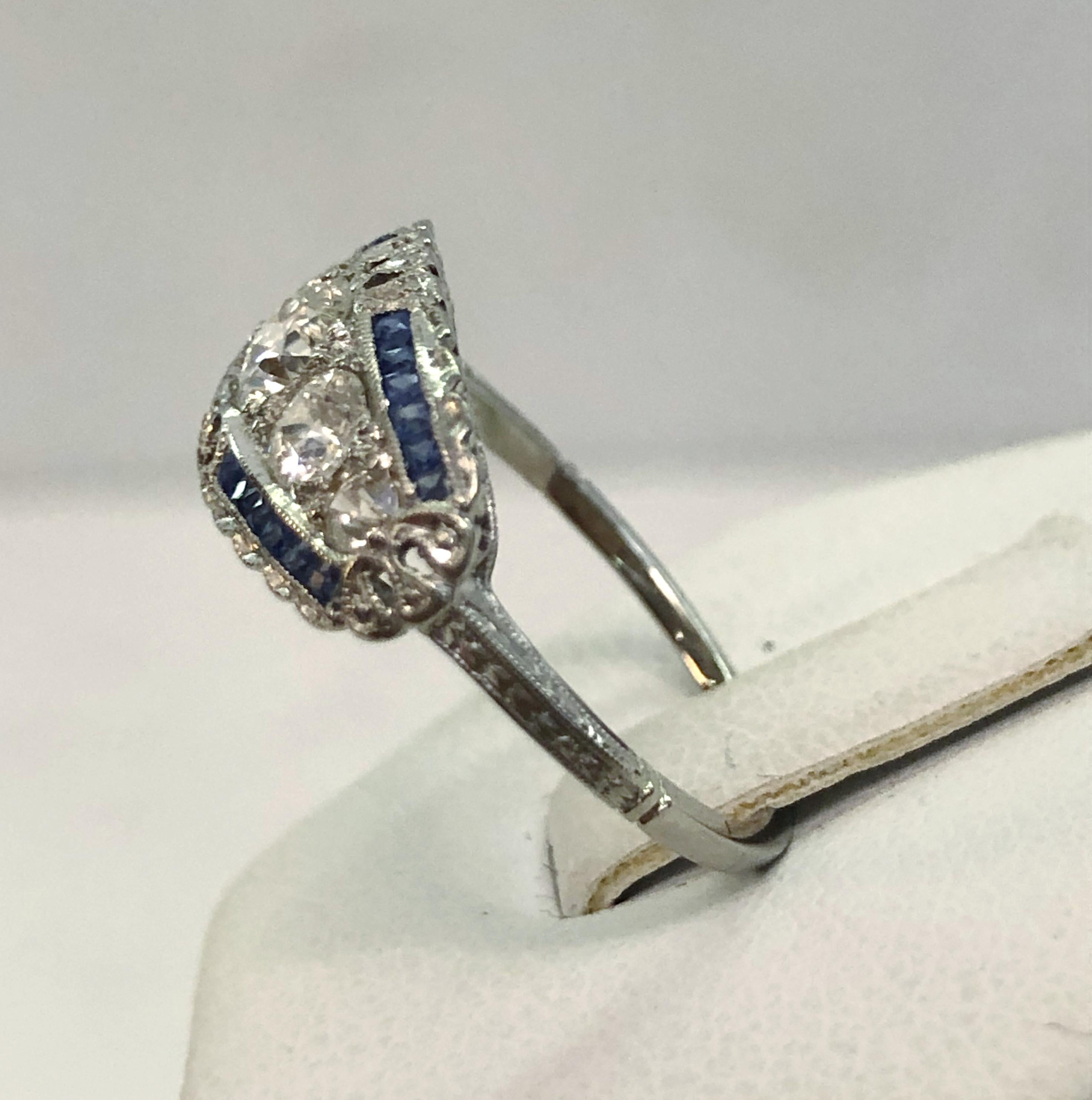 Taglio brillante Anello in platino con zaffiro e diamante in vendita