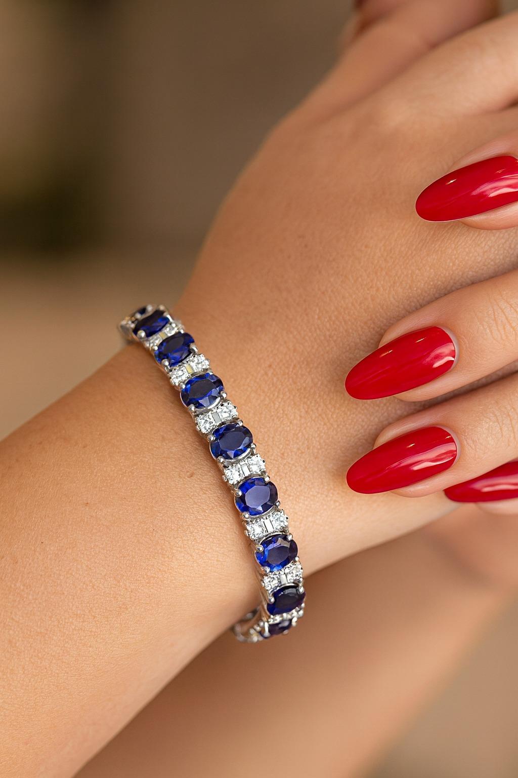 Contemporaneo Bracciale Tennis in platino con zaffiri e diamanti, 29 carati di zaffiri blu in vendita