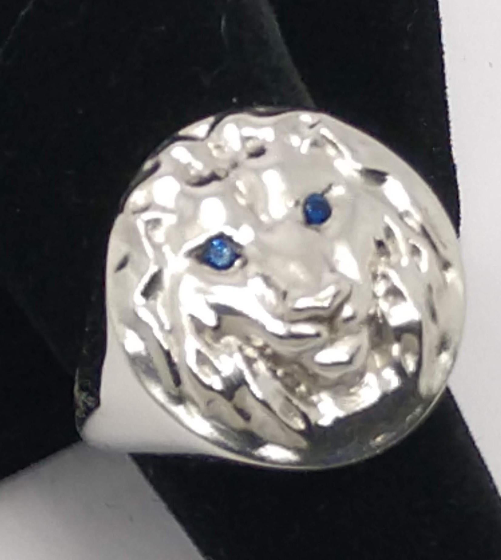 En vente :  Bague sigillaire tête de lion en platine avec saphirs aux yeux 2