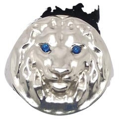 Bague sigillaire tête de lion en platine avec saphirs aux yeux