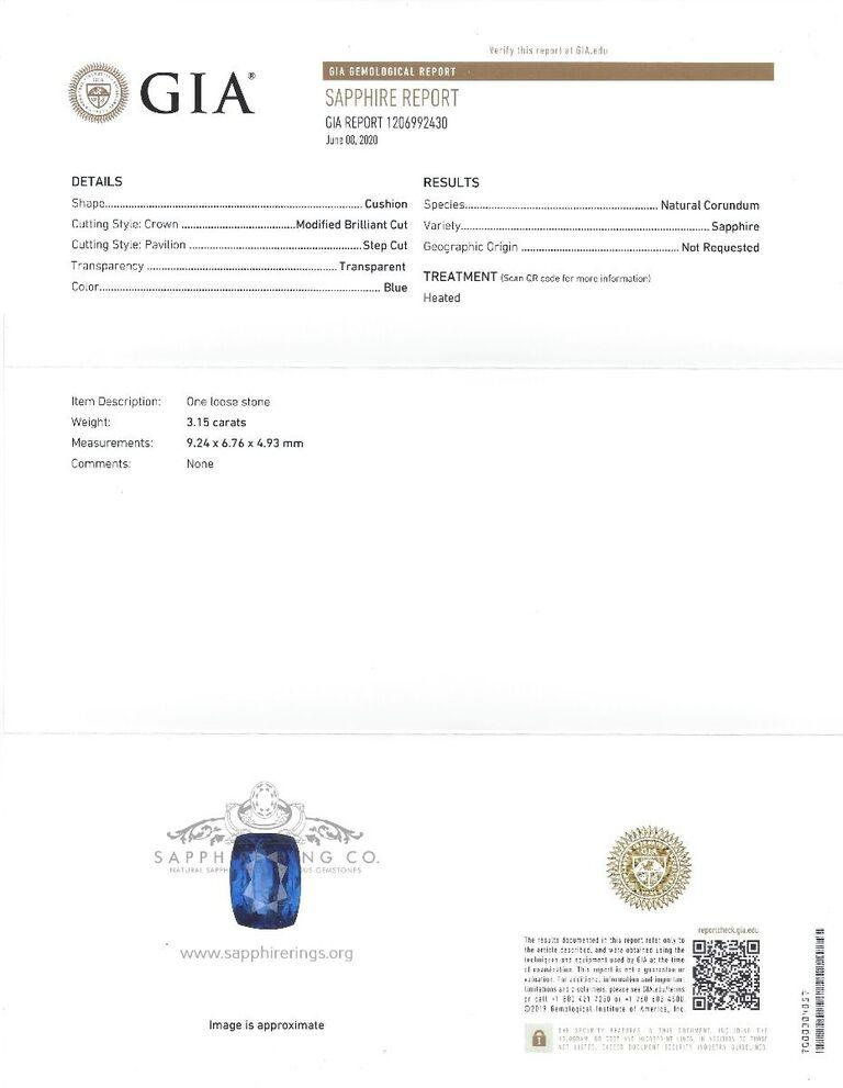 Nouvelle bague en platine personnalisée en saphir de Ceylan contenant un saphir bleu naturel de taille coussin mesurant 9,24 x 6,76 x 4,93 mm et pesant 3,15 carats.  Type II. Couleur bleue moyennement foncée, modérément forte, GIA B 6/4. Serti de 58