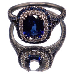 2,77 Karat intensiver blauer Ceylon-Saphir/  1,13 Karat Diamant 950 Platin Halo-Ring