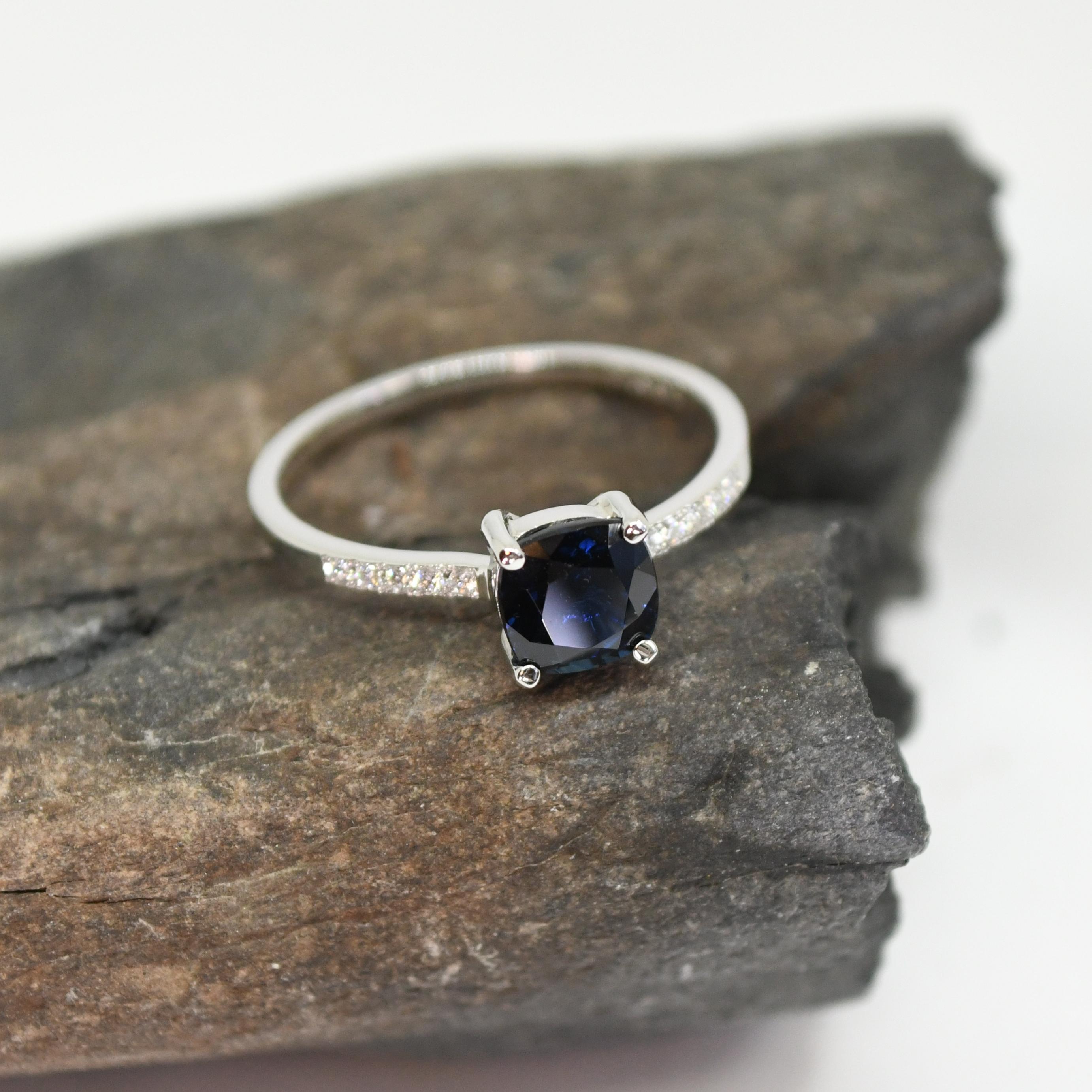 Anello in platino con zaffiro e diamanti incastonati in vendita 11