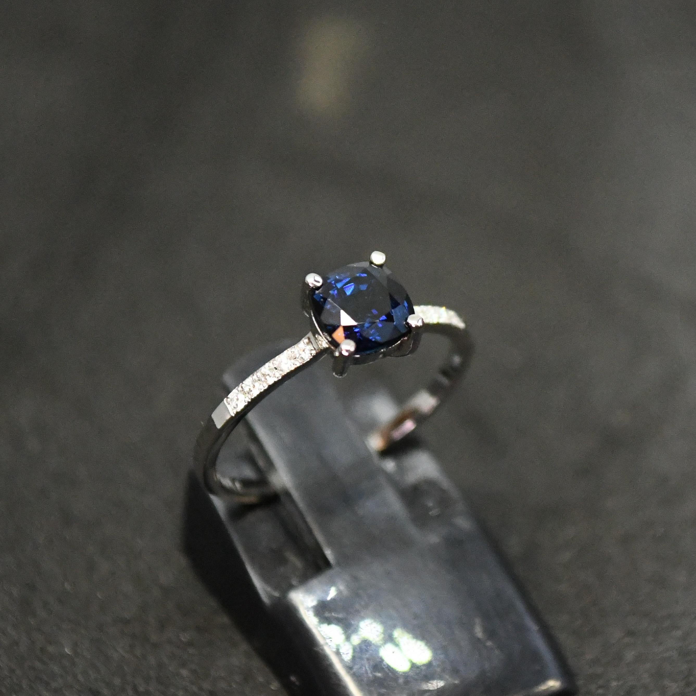 Anello in platino con zaffiro e diamanti incastonati in vendita 12
