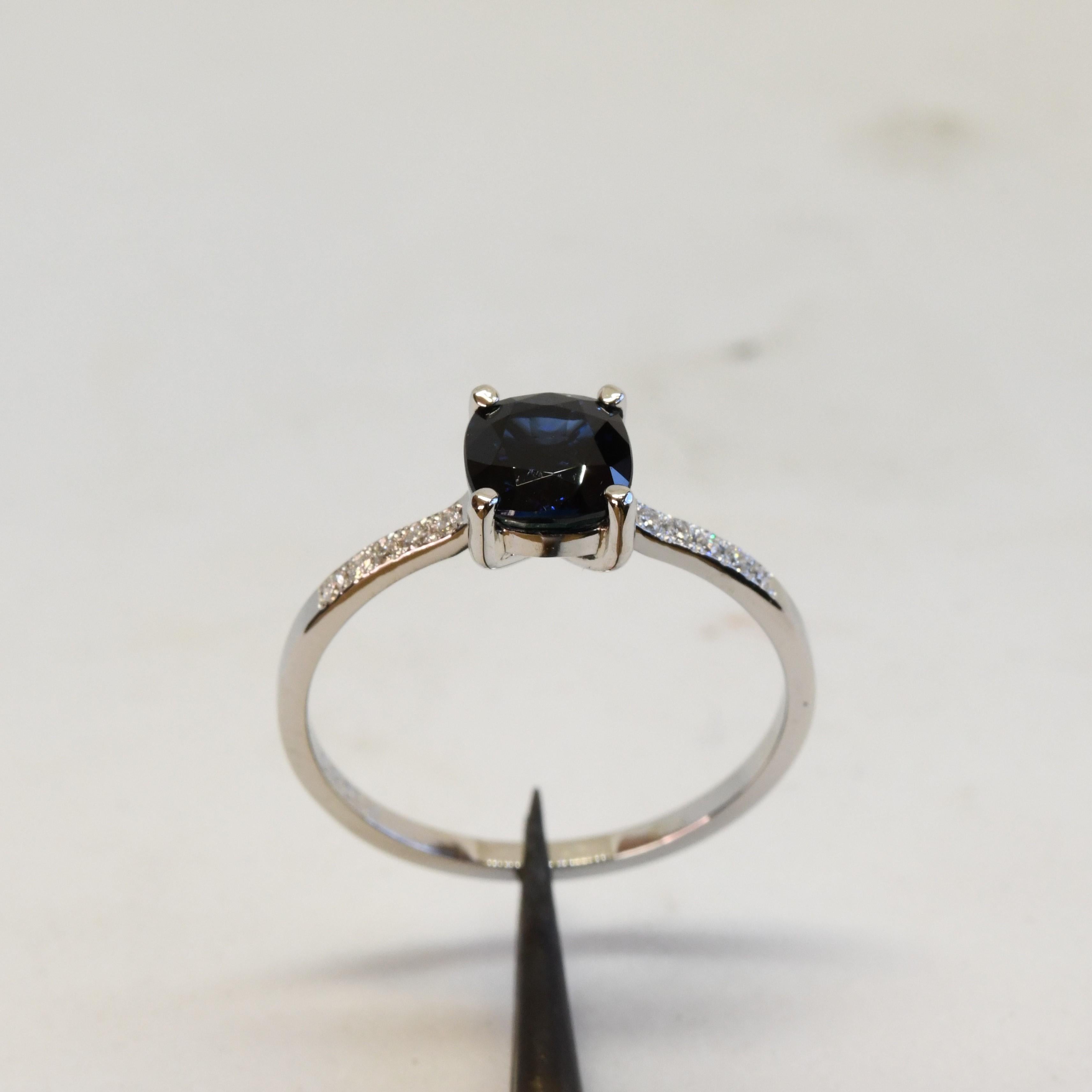 Anello in platino con zaffiro e diamanti incastonati in vendita 5