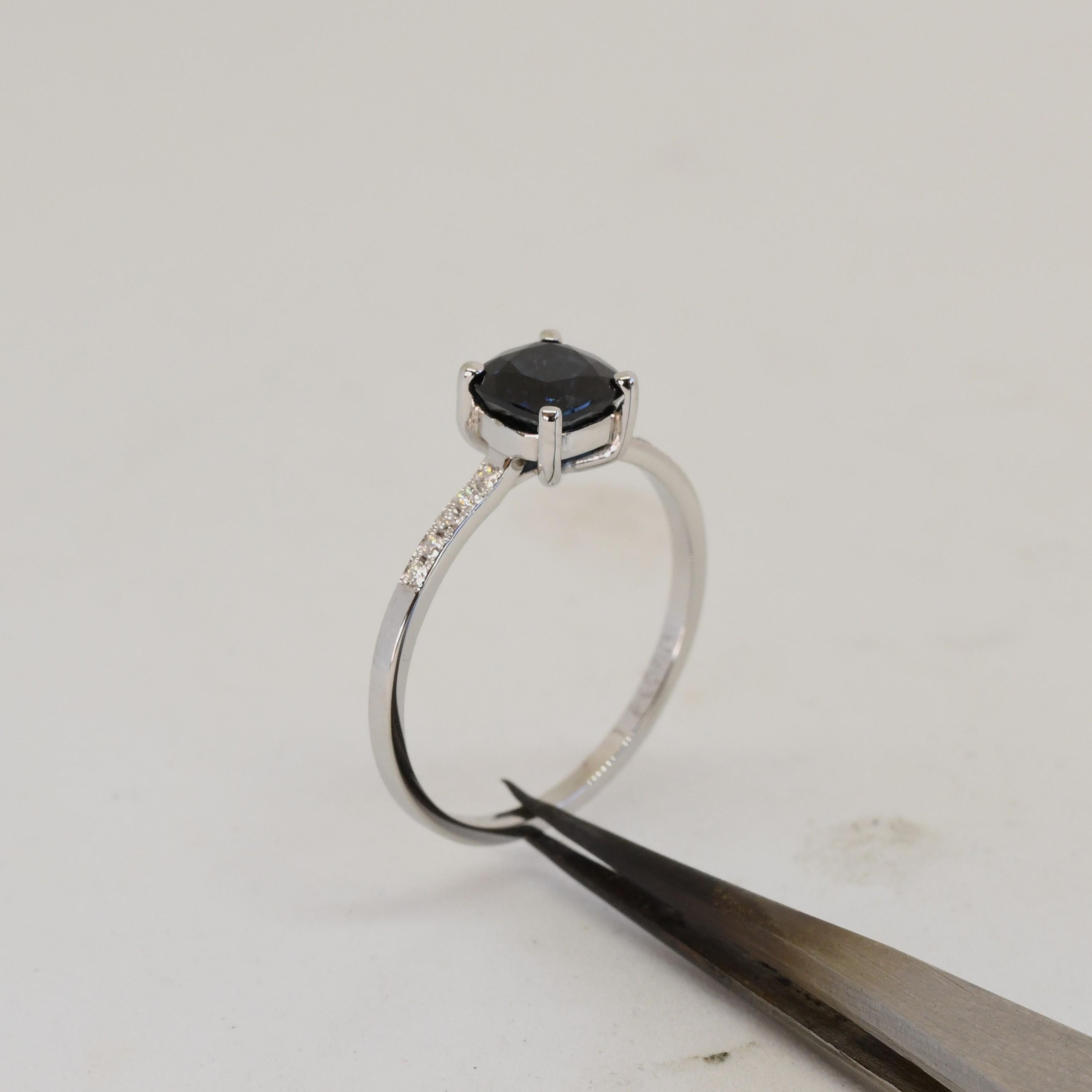 Anello in platino con zaffiro e diamanti incastonati in vendita 7