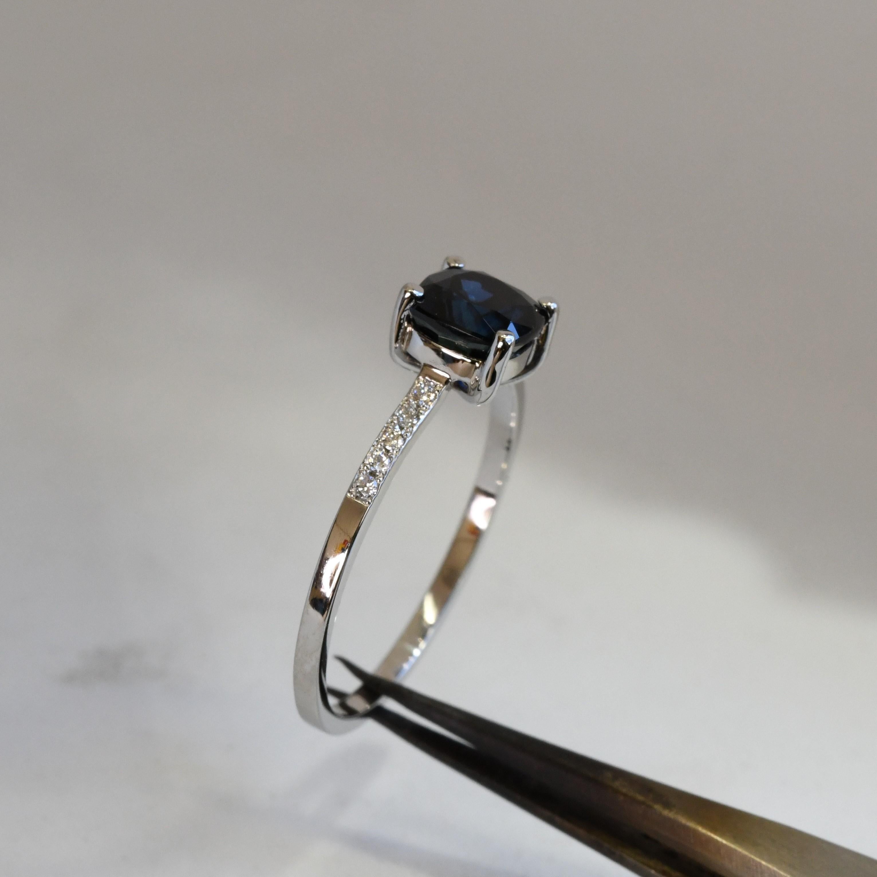 Anello in platino con zaffiro e diamanti incastonati in vendita 9