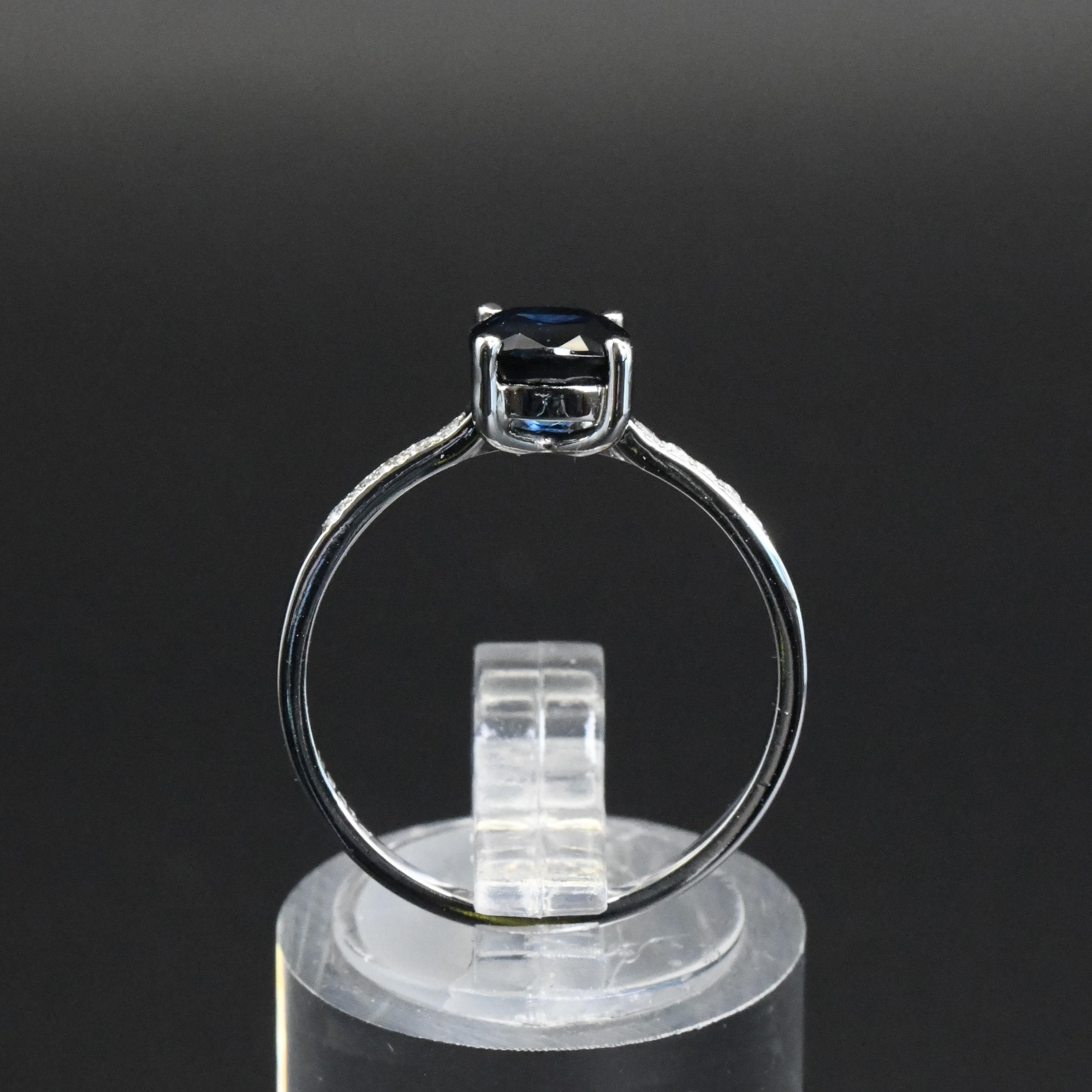Anello in platino con zaffiro e diamanti incastonati in vendita 3