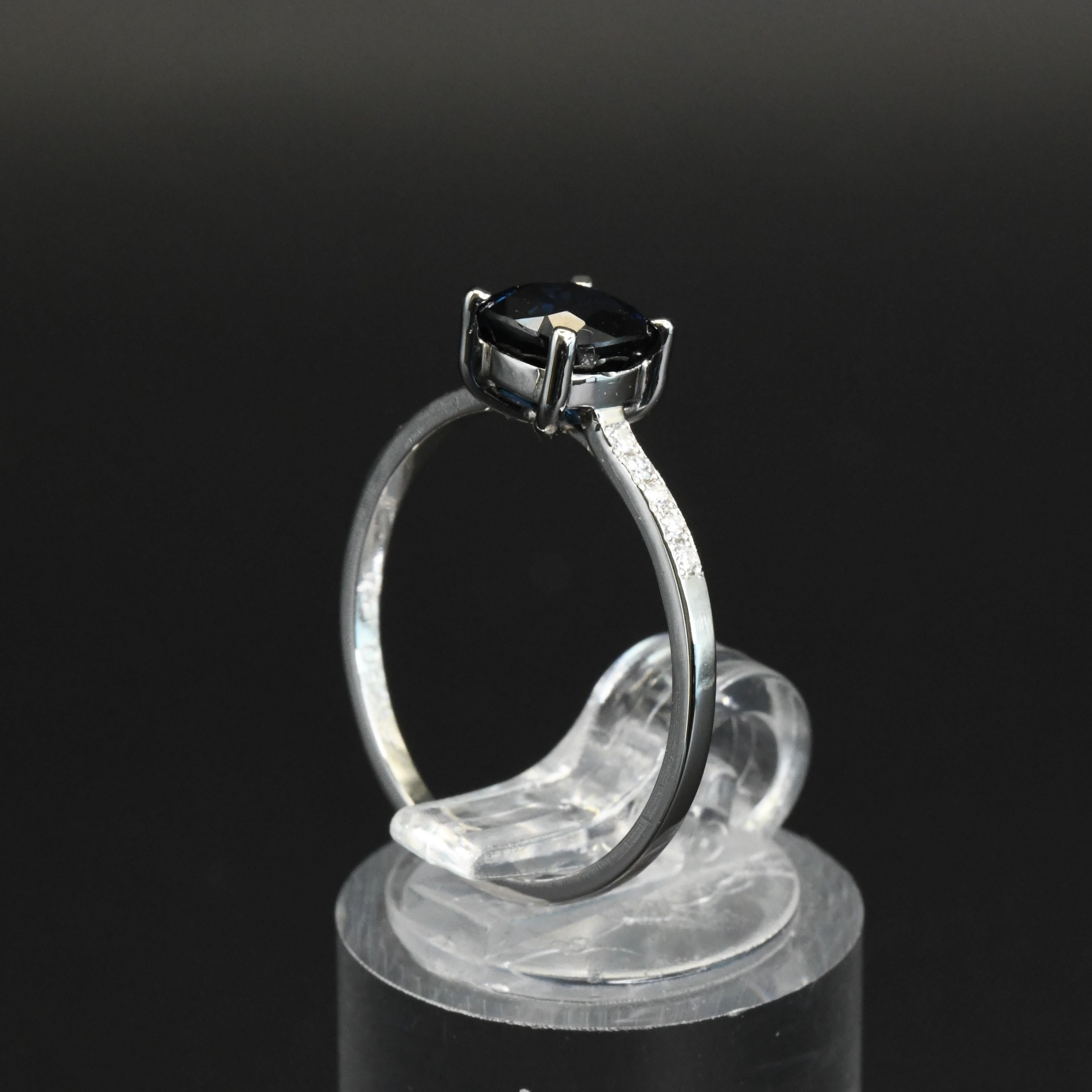Anello in platino con zaffiro e diamanti incastonati in vendita 2