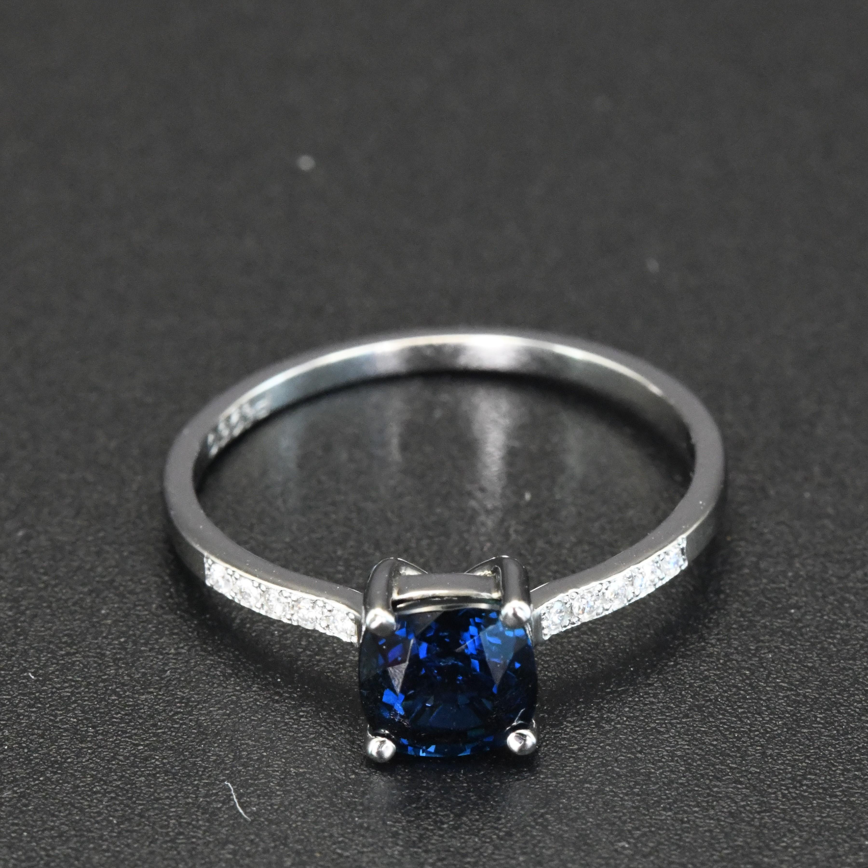 Anello in platino con zaffiro e diamanti incastonati in vendita 1