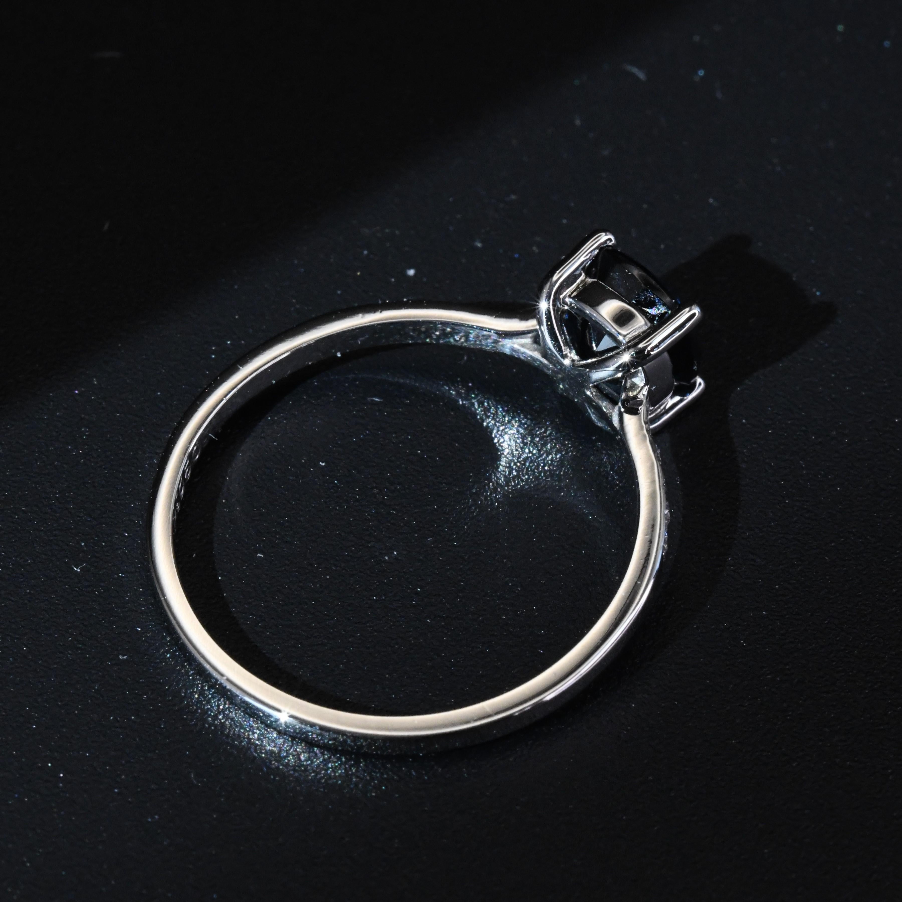 Anello in platino con zaffiro e diamanti incastonati in vendita 4