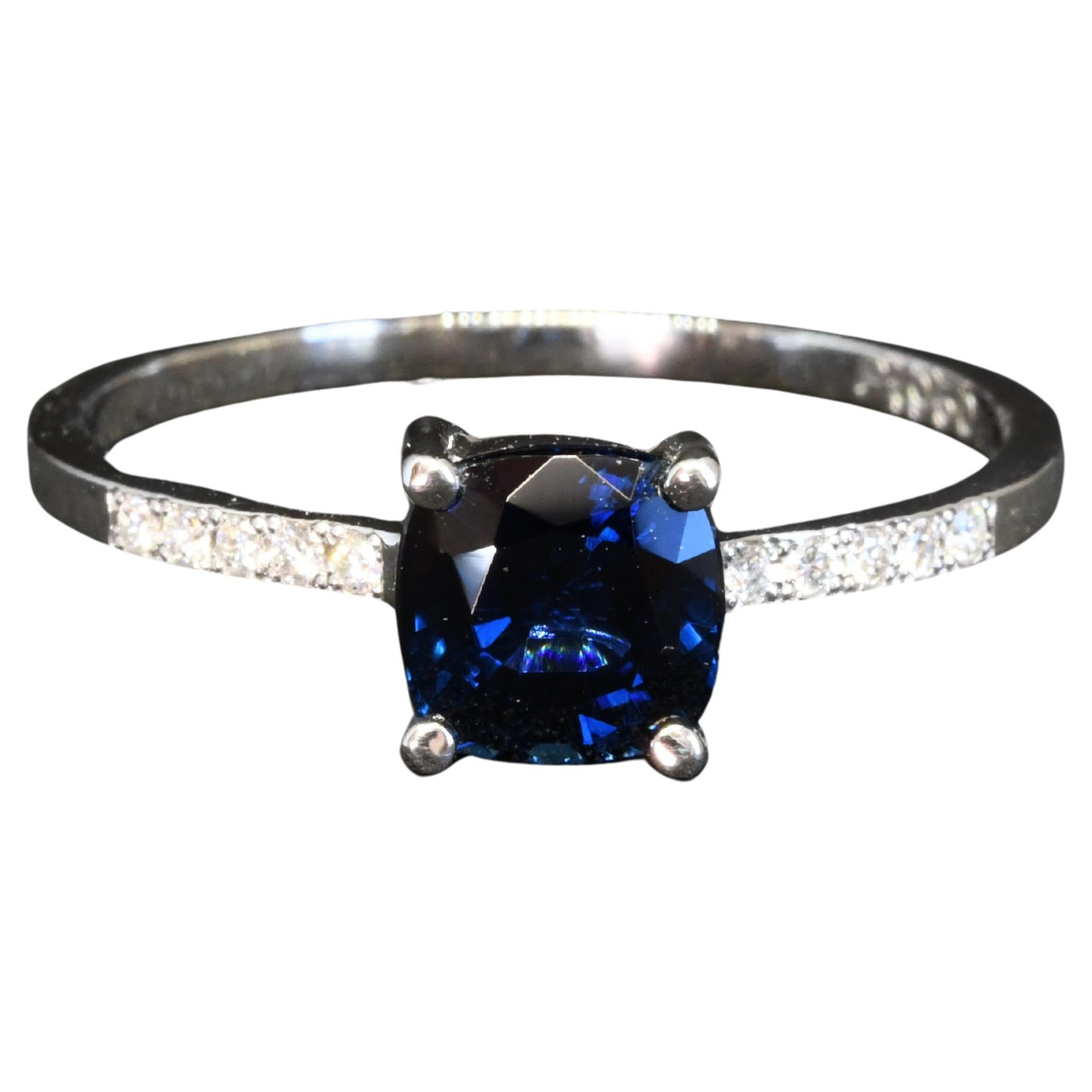 Taille coussin Bague en platine avec diamants sertis en pavé en vente