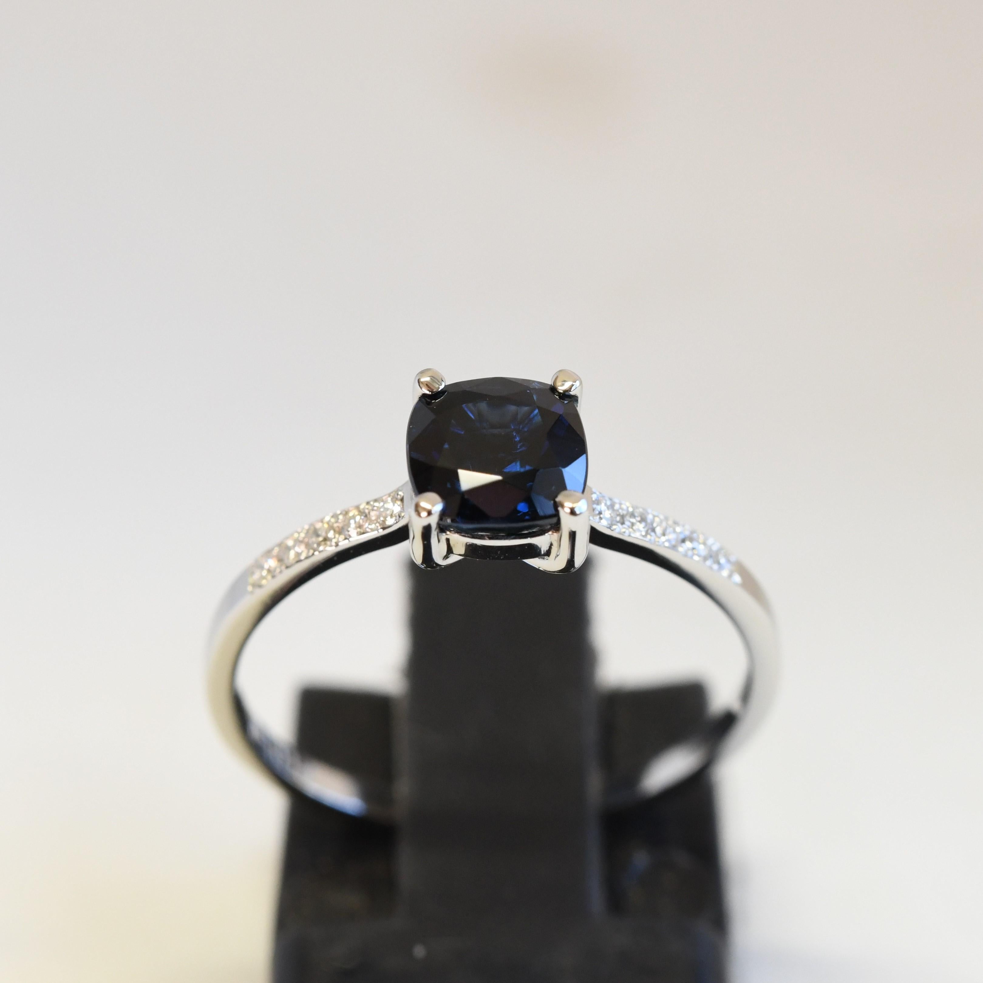 Anello in platino con zaffiro e diamanti incastonati in vendita 8