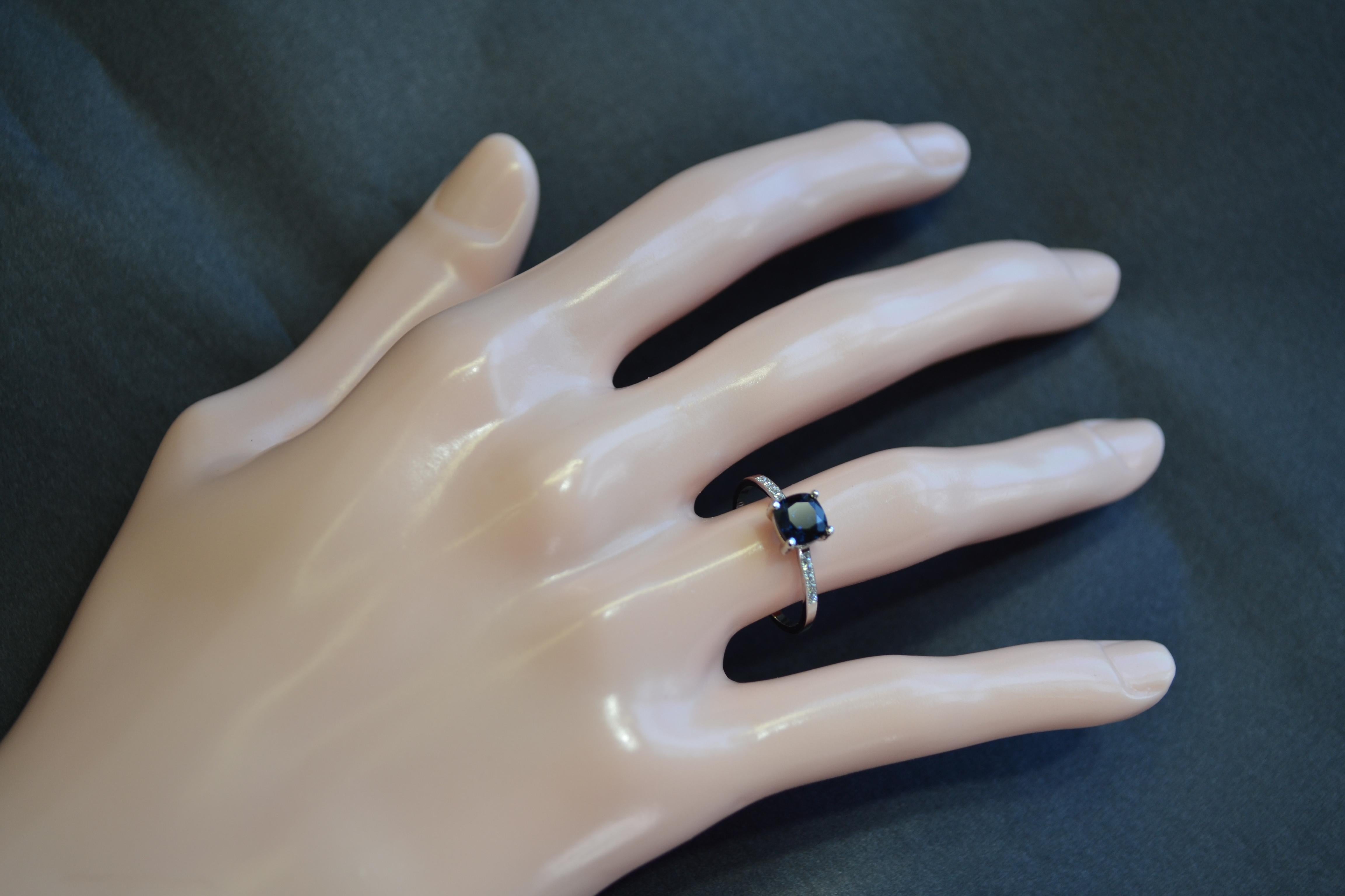 Anello in platino con zaffiro e diamanti incastonati in vendita 14