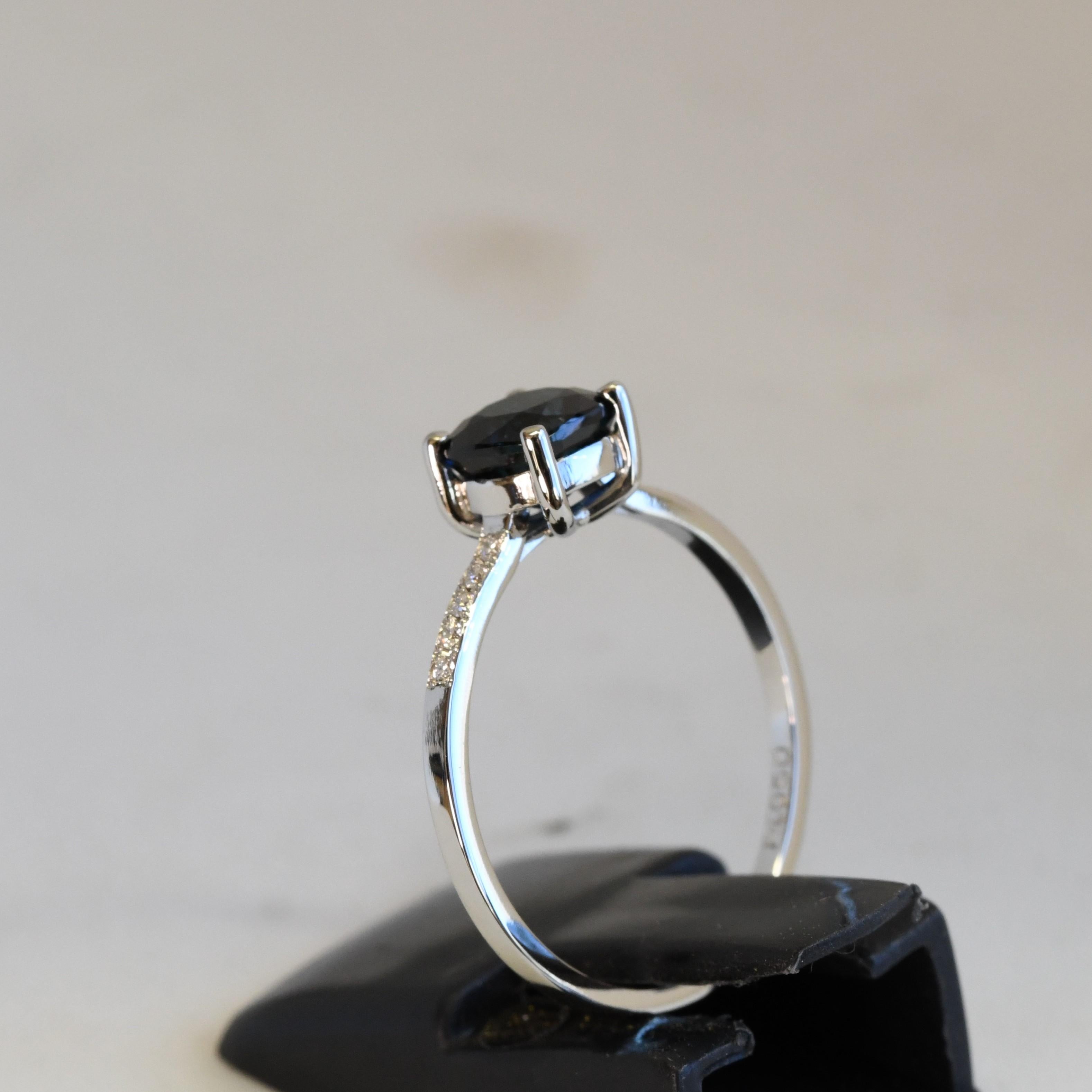 Anello in platino con zaffiro e diamanti incastonati in vendita 10