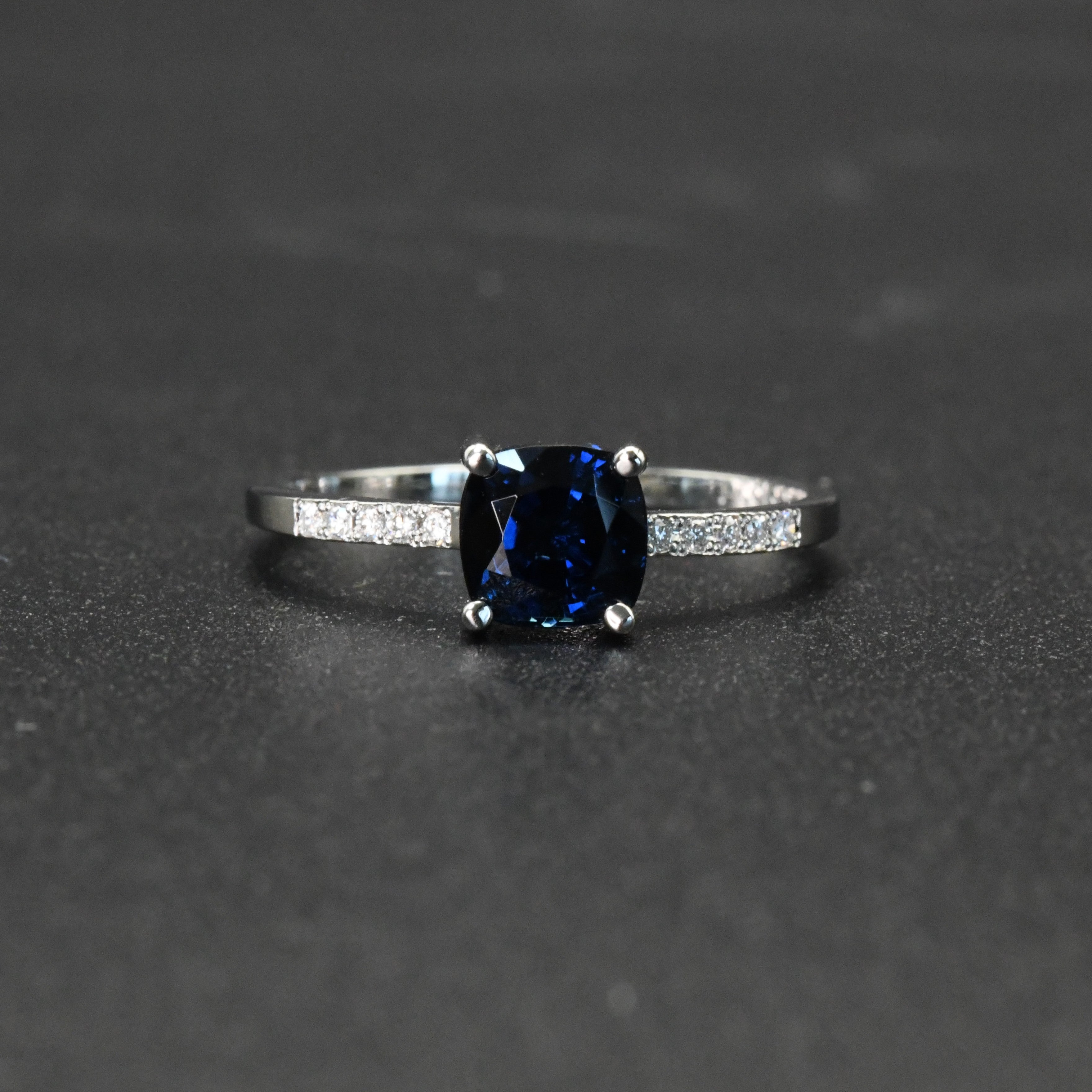Anello in platino con zaffiro e diamanti incastonati in vendita
