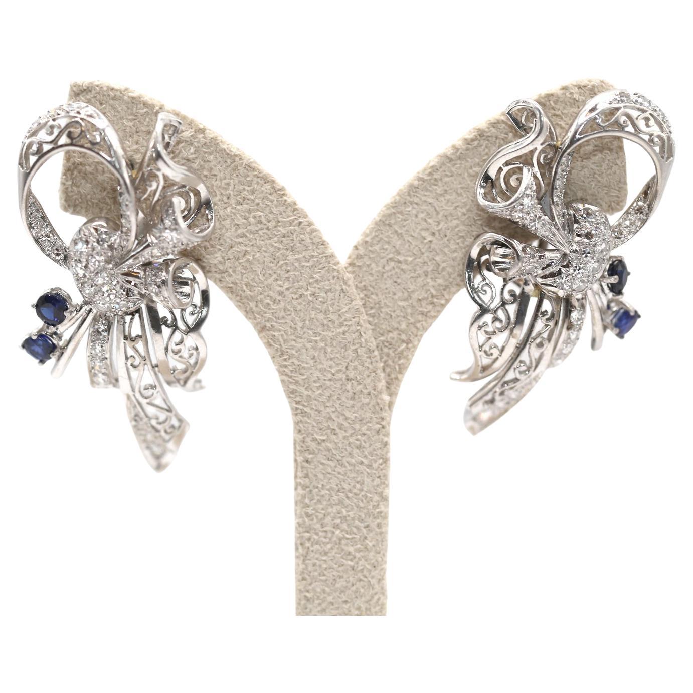 Un par de pendientes de zafiros y diamantes de platino. Se creó hacia 1930. Engastada con finos diamantes y zafiros. Representa una cinta de algún tipo, en un estilo natural.
Asombroso trabajo del joyero, no sólo realizando finas formas de origen