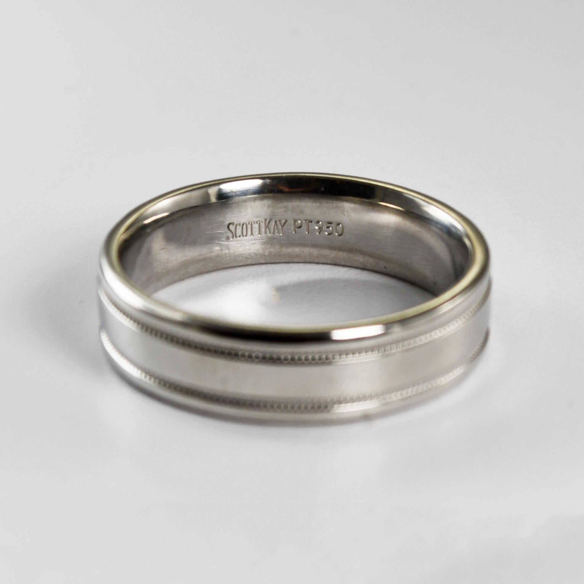 Fede nuziale da uomo in platino del designer Scott Kaye.
Timbrato Scott Kaye, PT 950 e pesa 12,4 grammi.
L'anello misura 6 mm di larghezza.
Vestibilità comoda.
La misura dell'anello è 9 3/4.
Come nuovo.