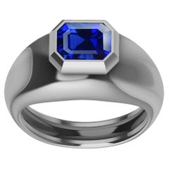 Bague unisexe en platine sculptée avec saphir bleu taille émeraude de 2,48 carats