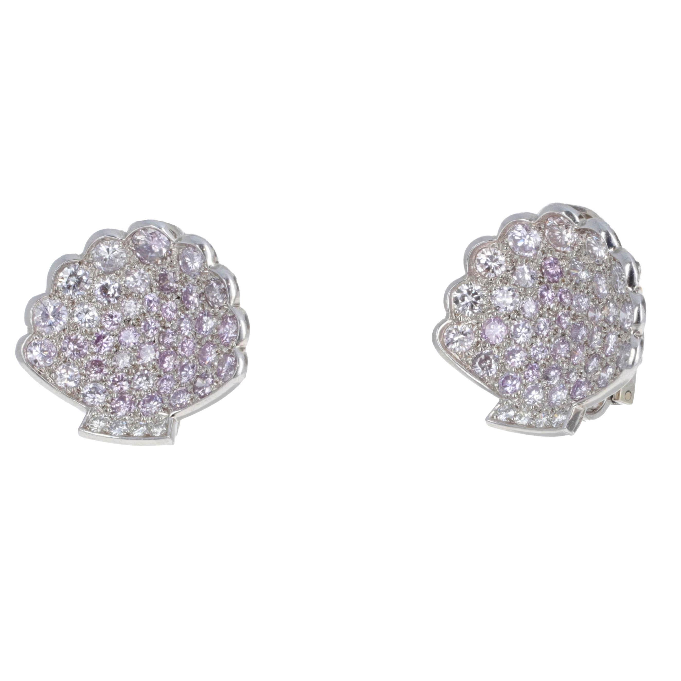 Boucles d'oreilles coquillage en platine serties de 90 diamants ronds roses et blancs pesant 5,75 carats. Design/One à levier. 13,3 grammes de platine.
Boucles d'oreilles en platine avec coquillage en diamant comprenant 90 diamants ronds de taille