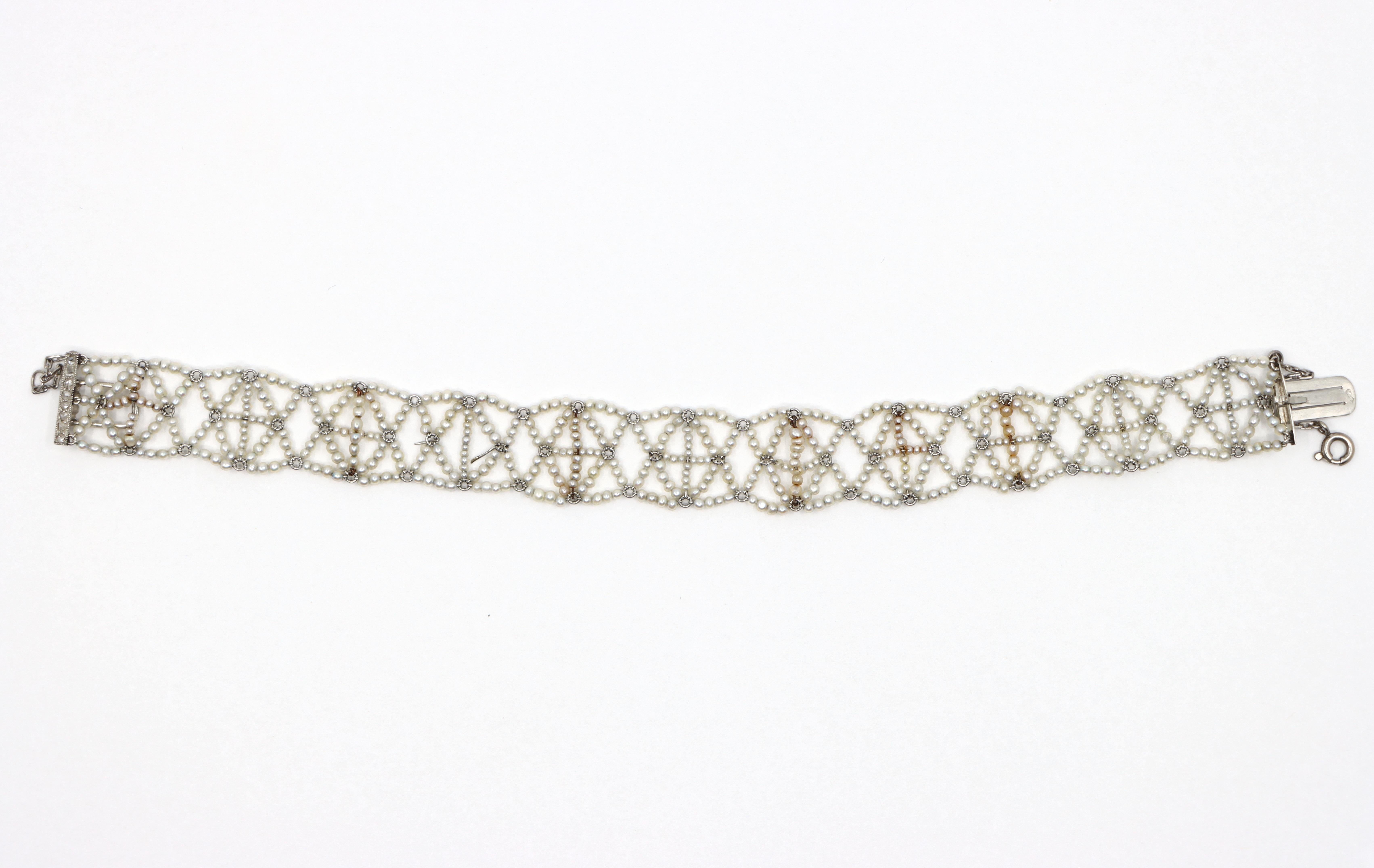 Pulsera en tejido de perlas semilla de platino

Dimensiones aproximadas:
18 cm ( Longitud) 
1,5 cm (Ancho)  
9,4 gramos de peso.