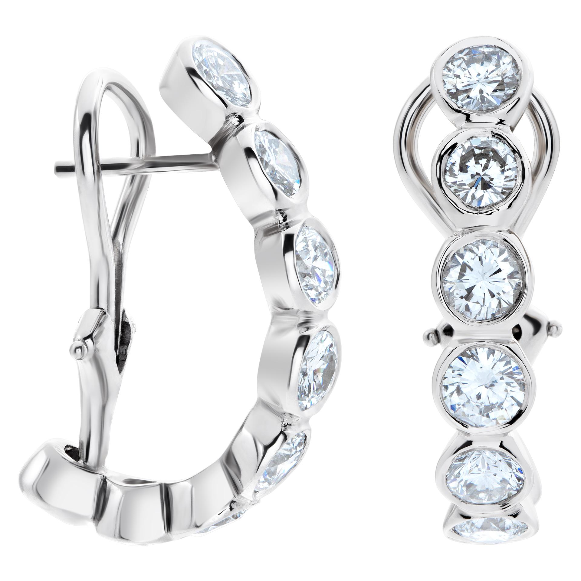Platin Semi-Hoop-Ohrringe mit 3,75 Karat runden Diamanten im Zustand „Hervorragend“ im Angebot in Surfside, FL