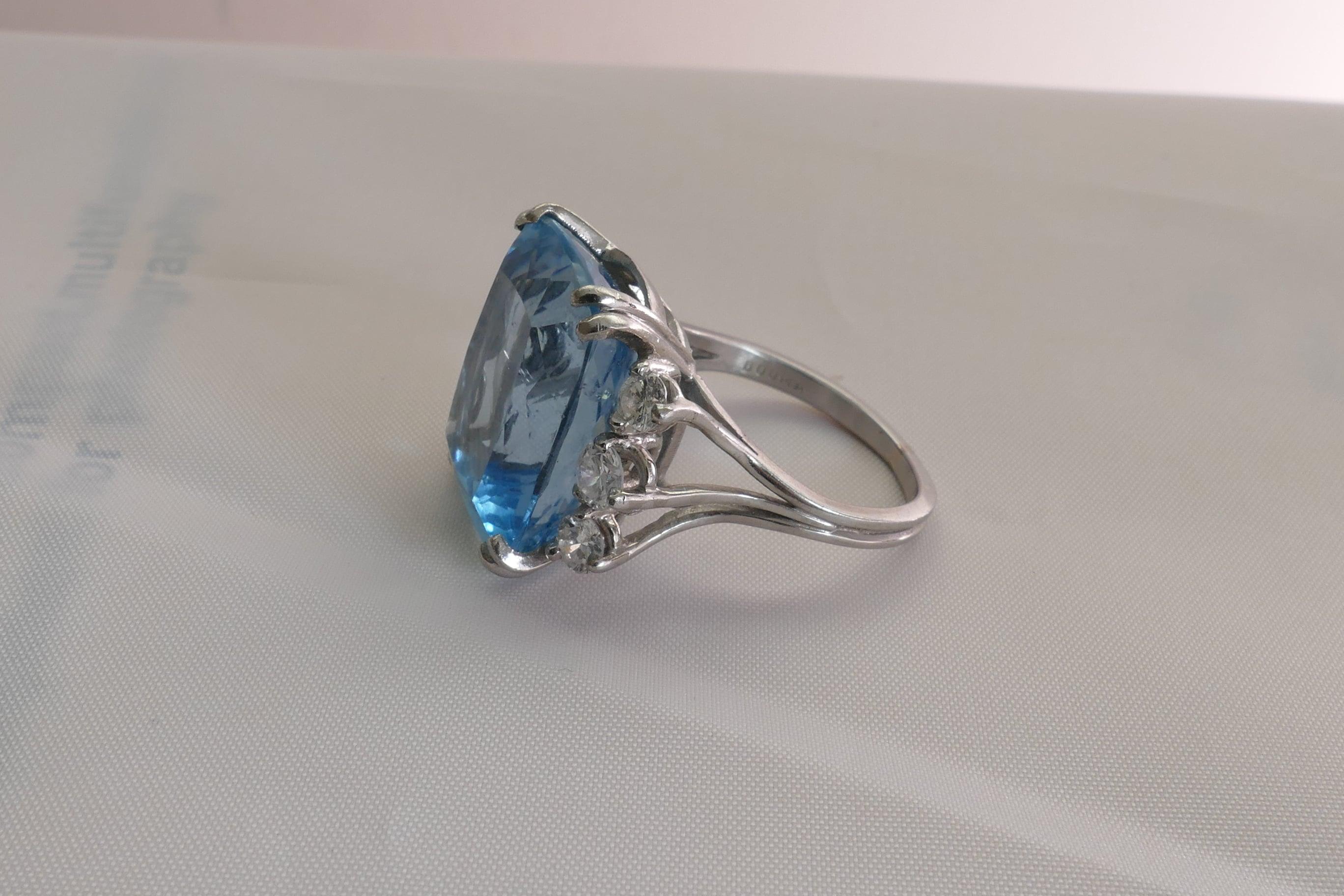 Modern Platinum Set 17.5 Carat Aquamarine and Diamond Ring For Sale