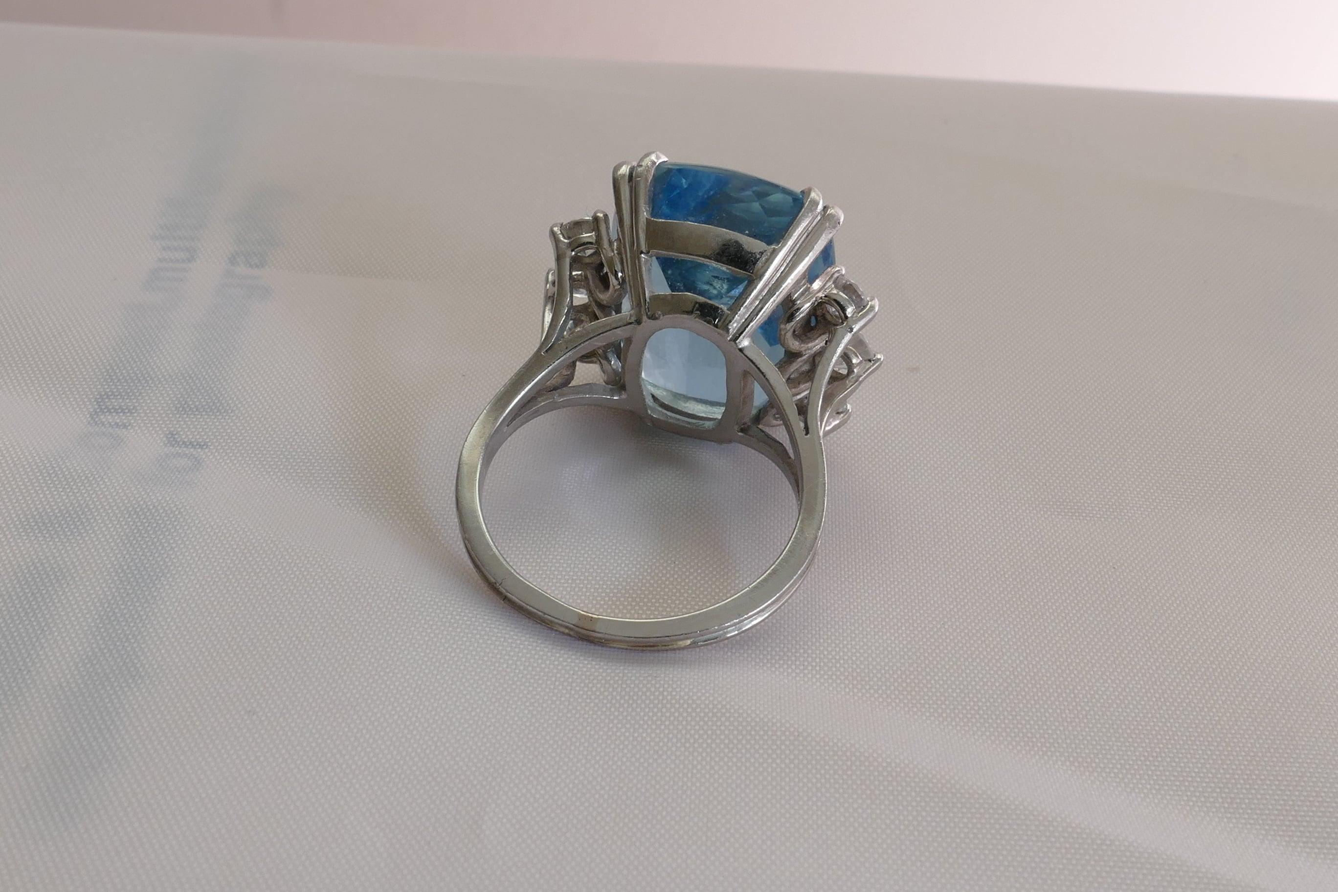 Platinum Set 17.5 Carat Aquamarine and Diamond Ring In Excellent Condition For Sale In Splitter's Creek, NSW