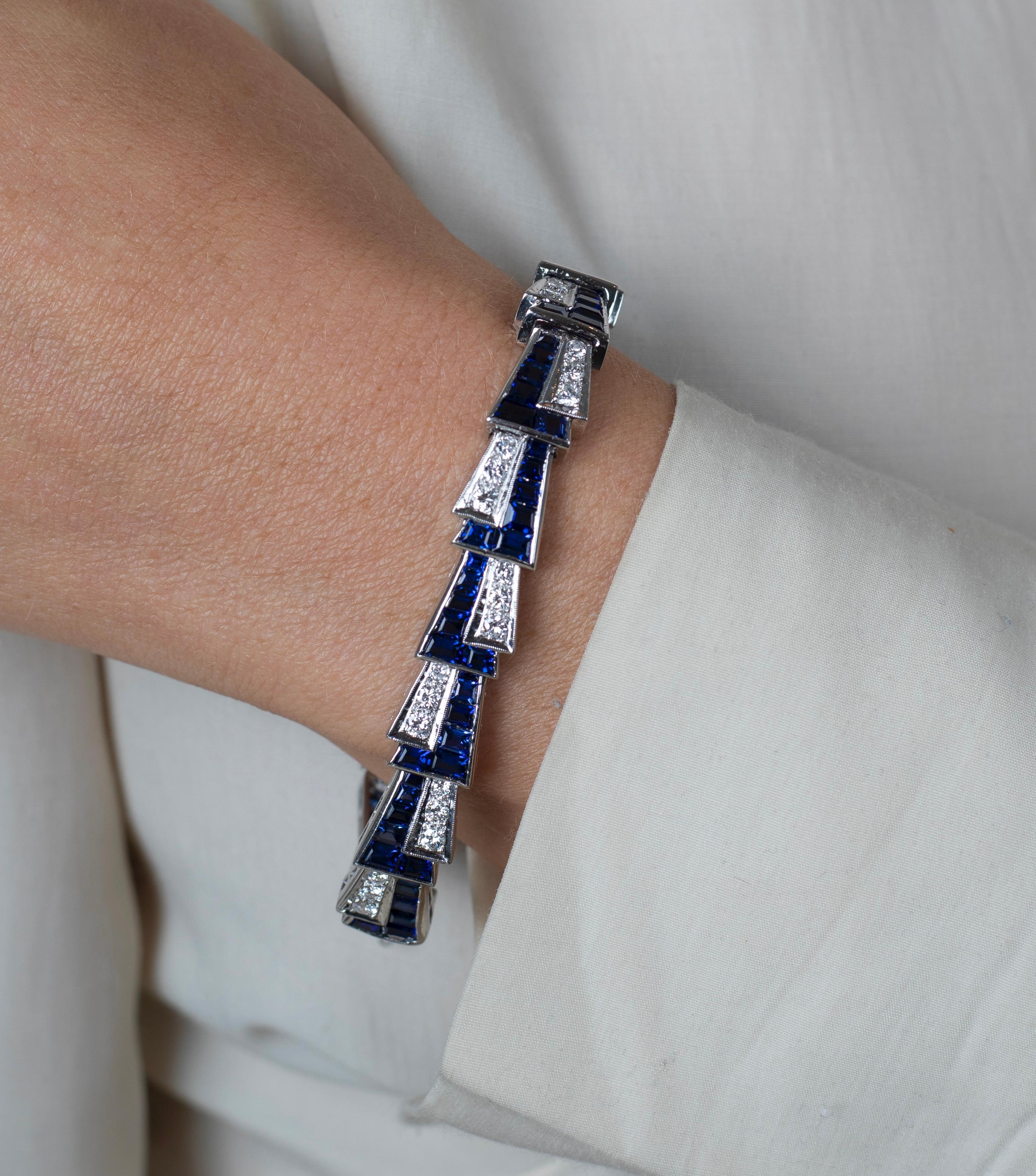 Wir präsentieren ein Vintage-Armband aus Platin mit 19 Karat Gesamtgewicht aus einem blauen Saphir im Baguetteschliff und einem Diamanten im Rundschliff. Ein wahres Meisterwerk der Symmetrie, das Eleganz und Raffinesse ausstrahlt. Dieses Armband mit