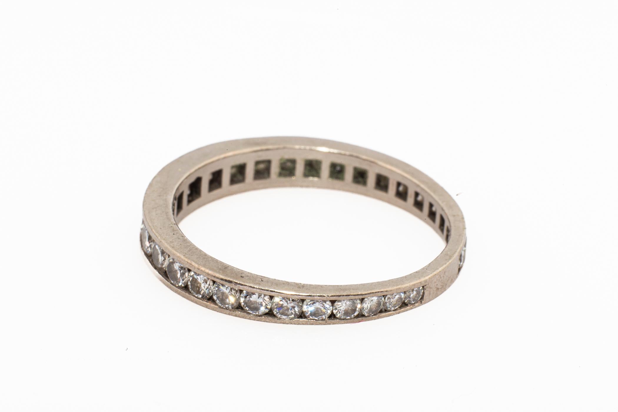 Fasce per l'eternità in platino con zaffiri e diamanti c. 1950-60 In condizioni buone in vendita a Stamford, CT