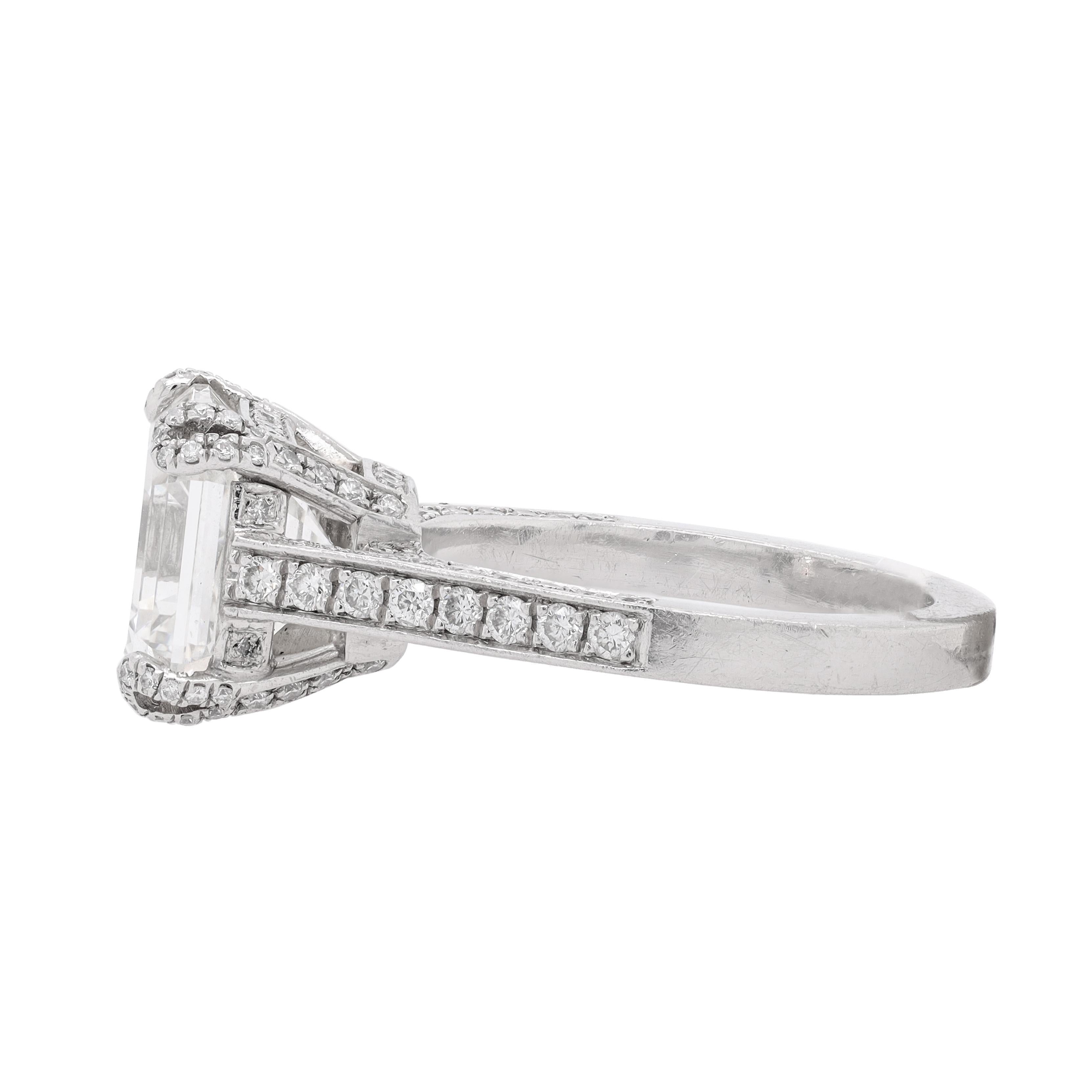 Anello di fidanzamento fantasia con centro certificato GIA  smeraldo quadrato (emc272) 5,01 I-vvs2 incastonato in una montatura in platino deco con 1,30 carati di diamanti rotondi micropavimentati. 
