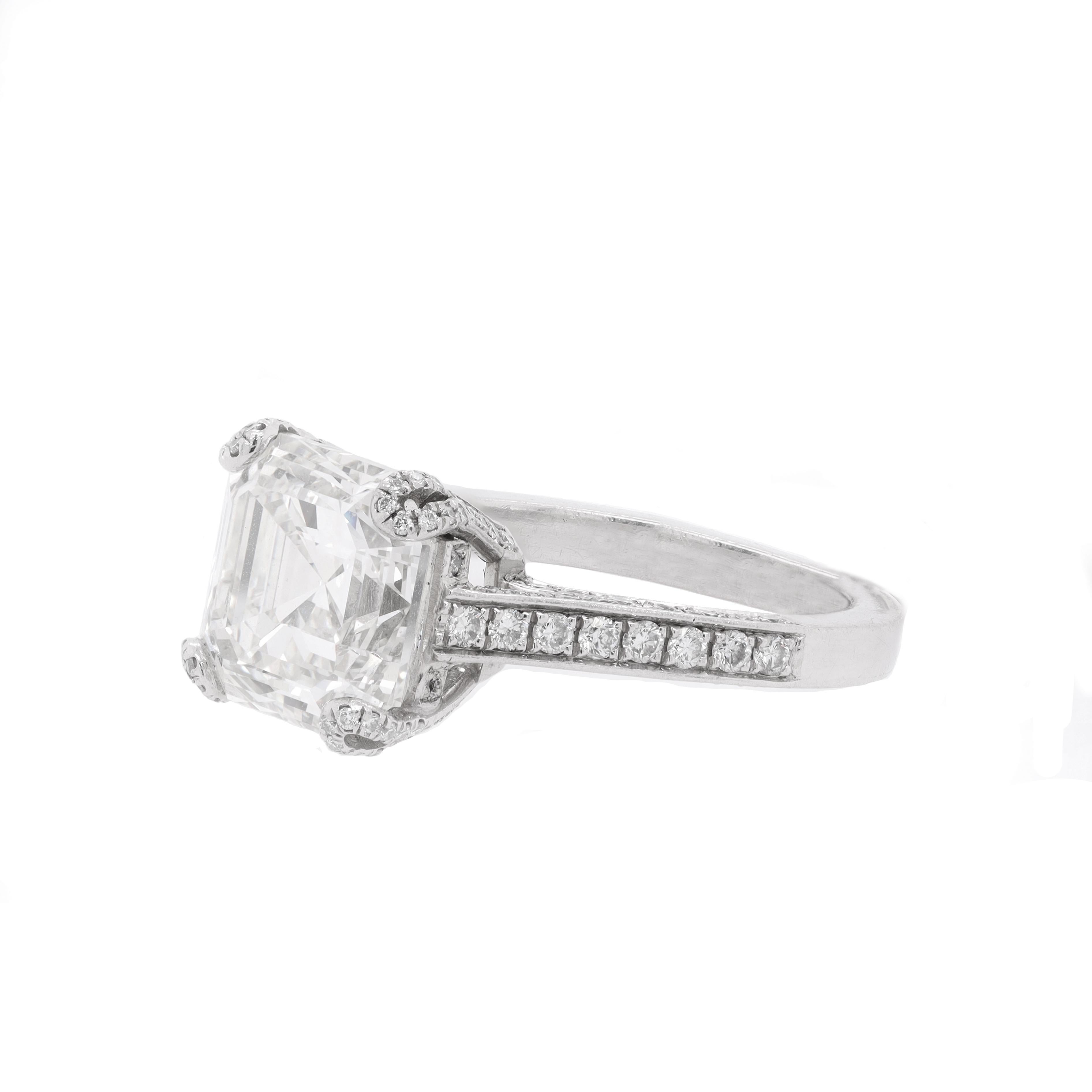 Quadrato Anello di fidanzamento Fancy in platino con smeraldo quadrato centrale e diamanti in vendita