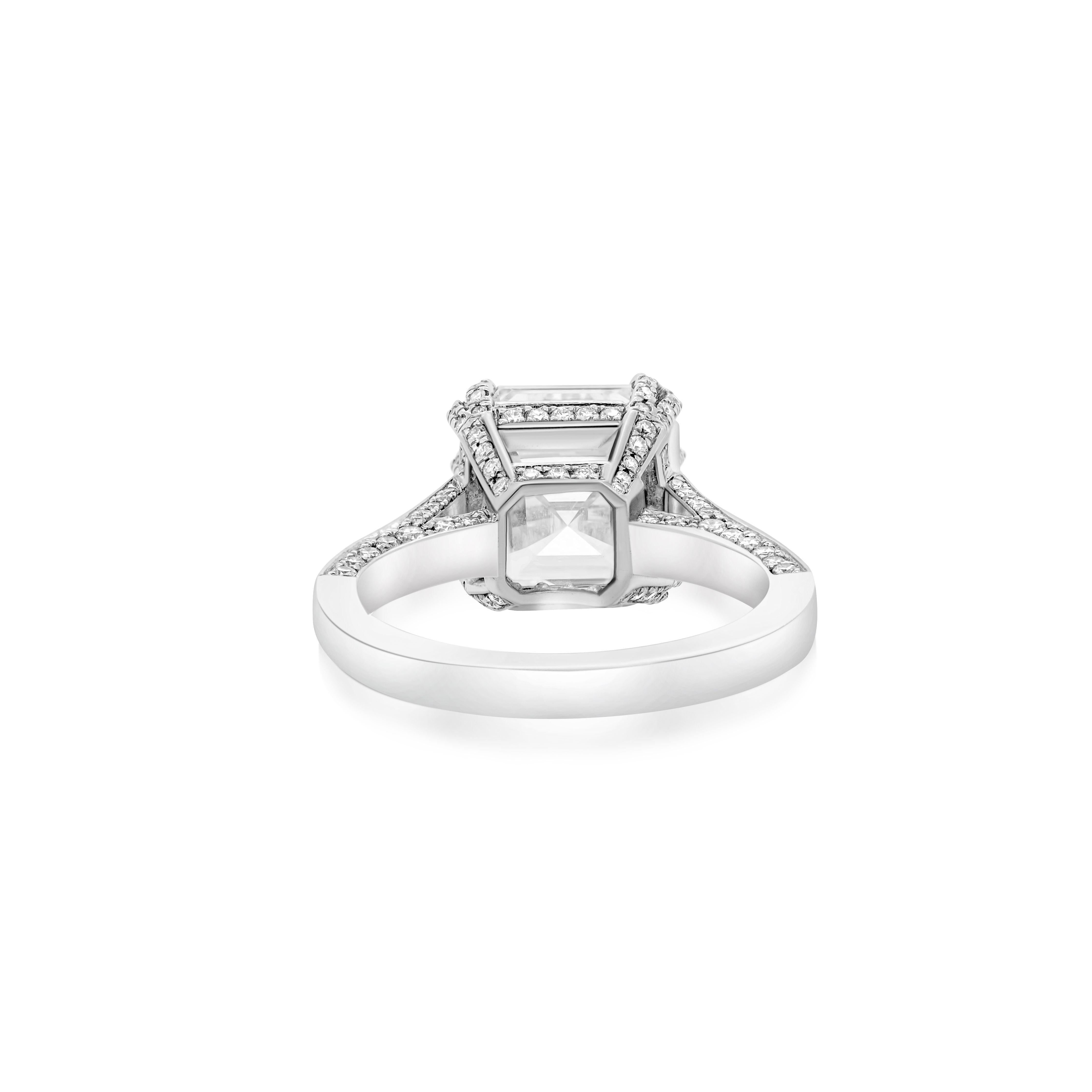 Anello di fidanzamento Fancy in platino con smeraldo quadrato centrale e diamanti In condizioni Nuovo in vendita a New York, NY