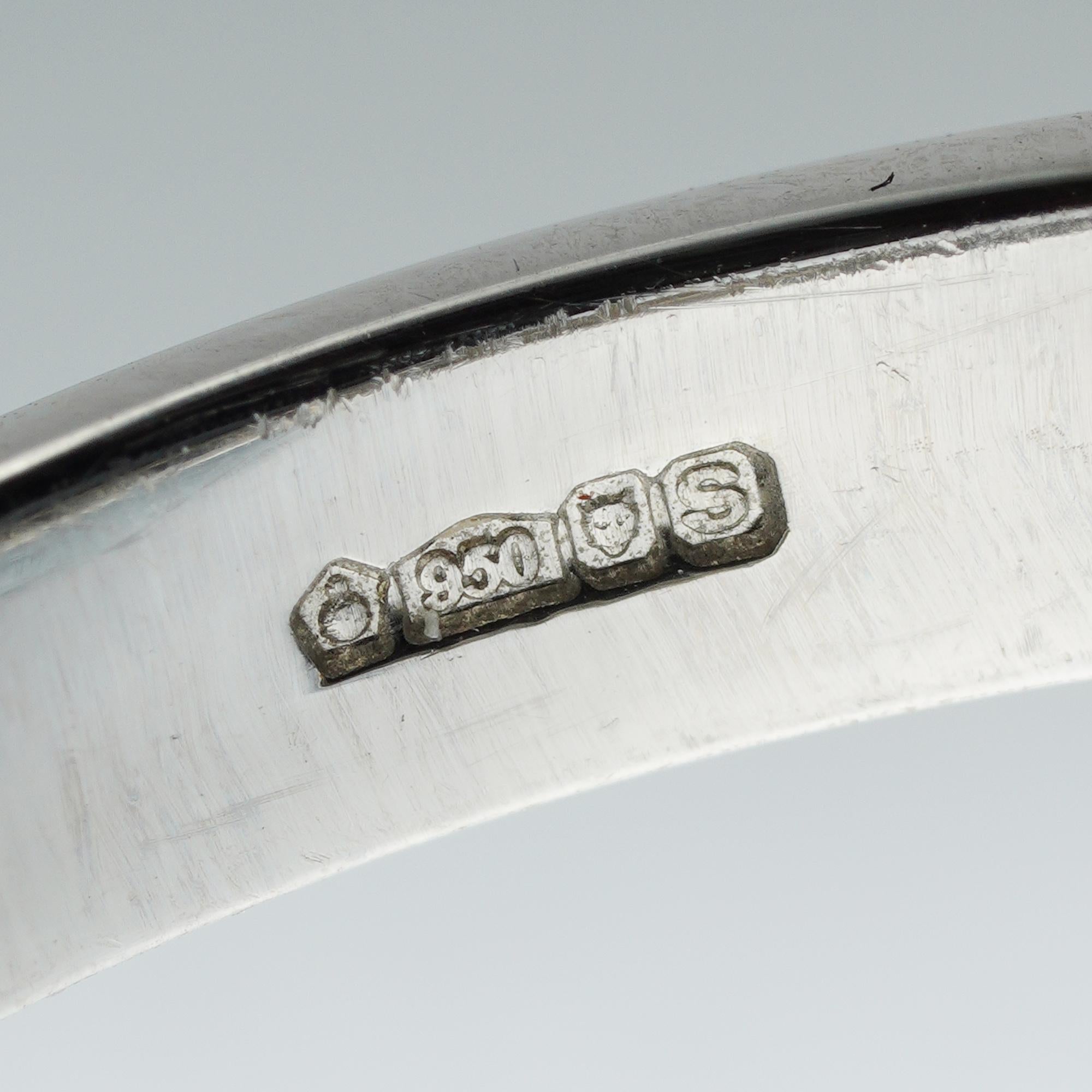 Taglio brillante Anello a mezza eternità in platino con sette pietre e diamanti in vendita