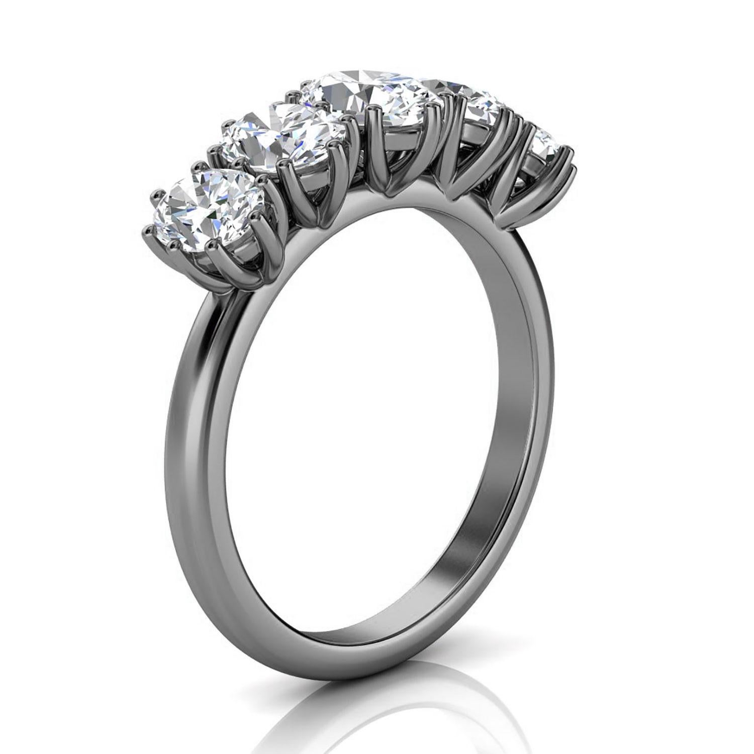 Dieser zierliche Ring besticht durch seine organische Ausstrahlung. Er verfügt über fünf (5) abgestufte ovale Diamanten, die in einem zierlichen Kronenkorb mit sechs (6) Zacken gefasst sind. Erleben Sie den Unterschied persönlich!

Einzelheiten zum