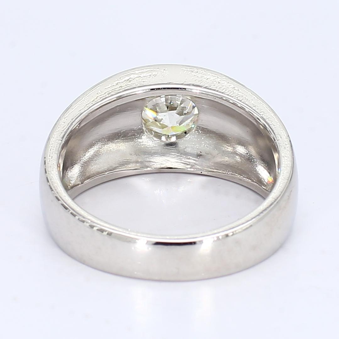 This is a size 7.5 platinum signet ring with a single central old European cut diamond weighing approximately 0.84cts and is graded at SI1/I.

Stone Info: 1x 0.84ct 6mm SI1/I Diamond

Ring Size - 7.5
Total Weight - 15.30g
A78