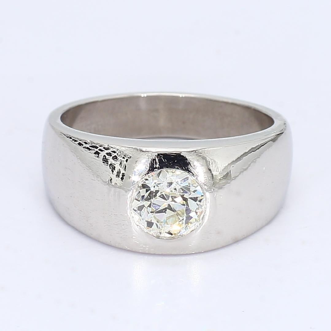 Platinum Signet Ring with .8ct Diamond Center - Size 7.5 en Bastante bueno estado para la venta en Scottsdale, AZ