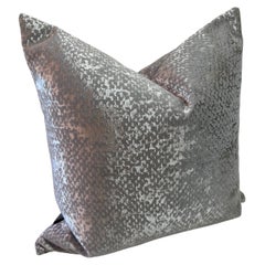 Coussin plaqué platine/argent en velours miroir importé de Mar de Doce